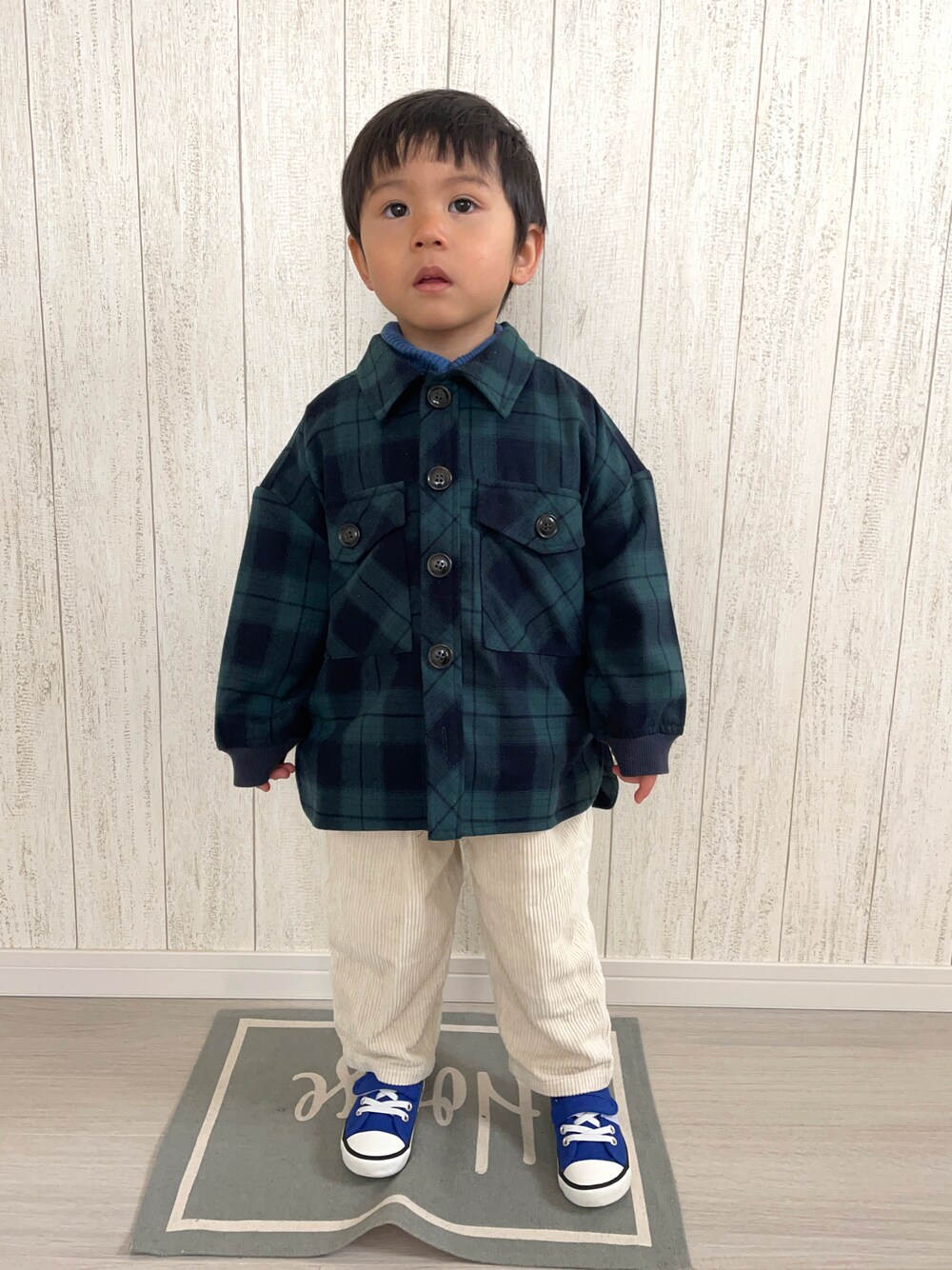 「春服デビュー宣言、ジャケット、カジュアルコーデ、ホワイトコーデ、カラーパンツ、スニーカー、チェック、プチプラ」｜「MAKE YOUR DAYのチェックCPOジャケット■80～140cm（その他アウター、グリーン系）」を使った、りつぼーさん（キッズ・90cm）の春コーディネートの1枚目の写真