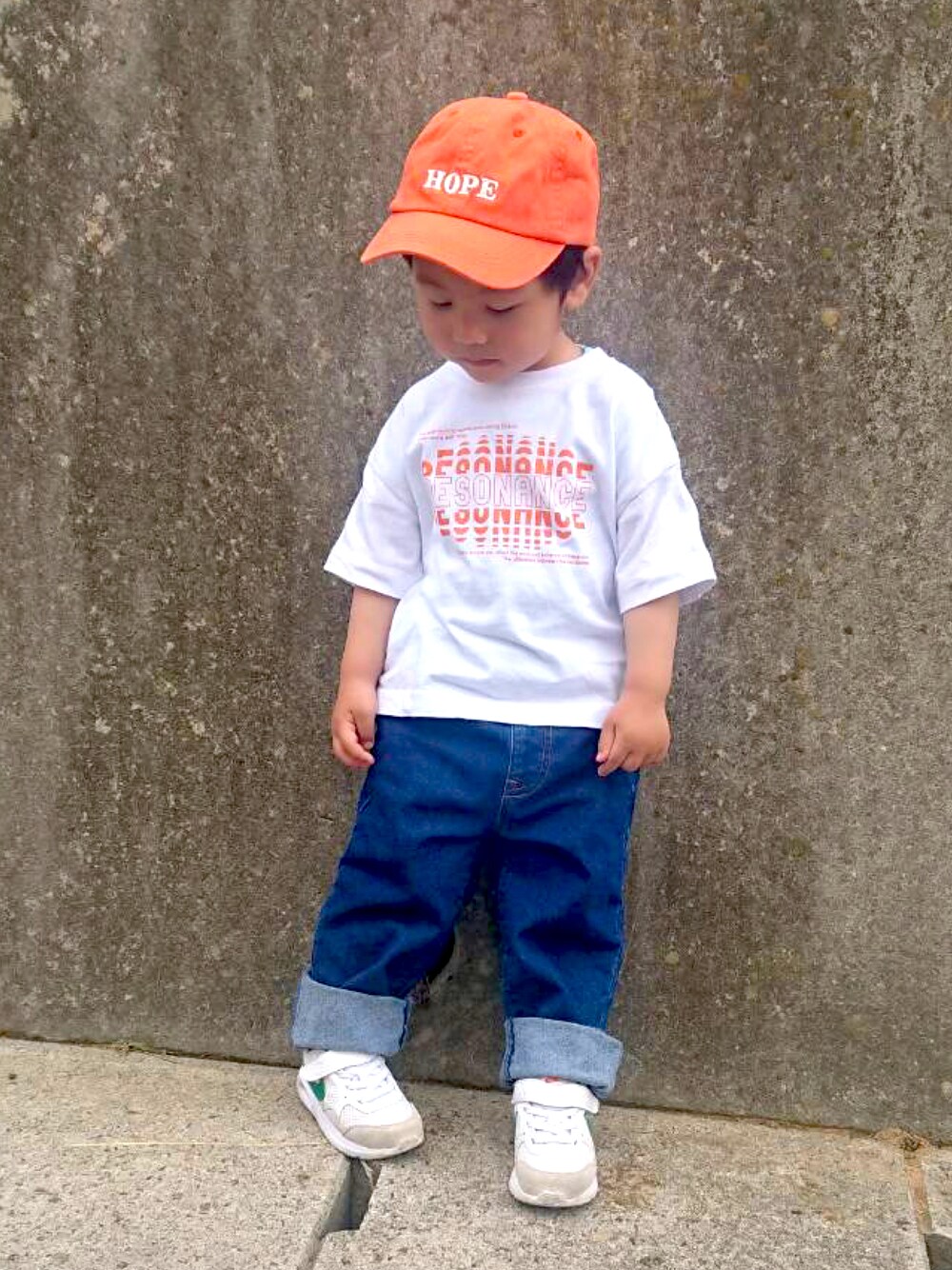 「白Tシャツ、シンプルコーデ、ストリート、ロゴT、デニム、カラーソックス、チャオパニックティピー(CIAOPANIC TYPY)」｜「petit mainのロゴ刺しゅうキャップ（キャップ、オレンジ系）」を使った、りつぼーさん（キッズ・90cm）の夏コーディネートの1枚目の写真