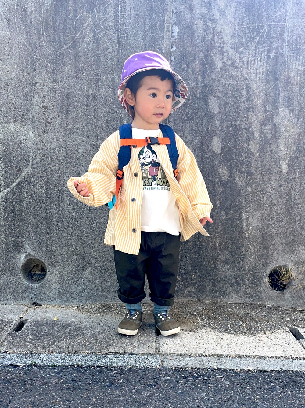 「シャツスタイル、ごきげんウィーク、リュック、アウトドアスタイル、ZOZOKIDSDAY、スリッポン、パープル、休日コーデ、バケットハット、グリーン、ビタミンカラー、シャツコーデ」｜「Birthdayのアイテム（ハット、パープル系）」を使った、りつぼーさん（キッズ・90cm）の春コーディネートの1枚目の写真