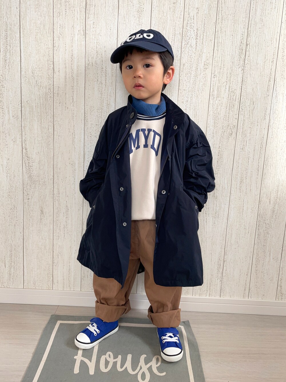 「コート、レイヤードスタイル、キャップ、モッズコート、春コーデ、春服、スニーカー、ロゴスウェット、ビッグシルエット、カジュアルコーデ、タートルネック、ジャケット、カラーパンツ」｜「Birthdayのアイテム（キャップ、ブルー系）」を使った、りつぼーさん（キッズ・90cm）の冬コーディネートの1枚目の写真