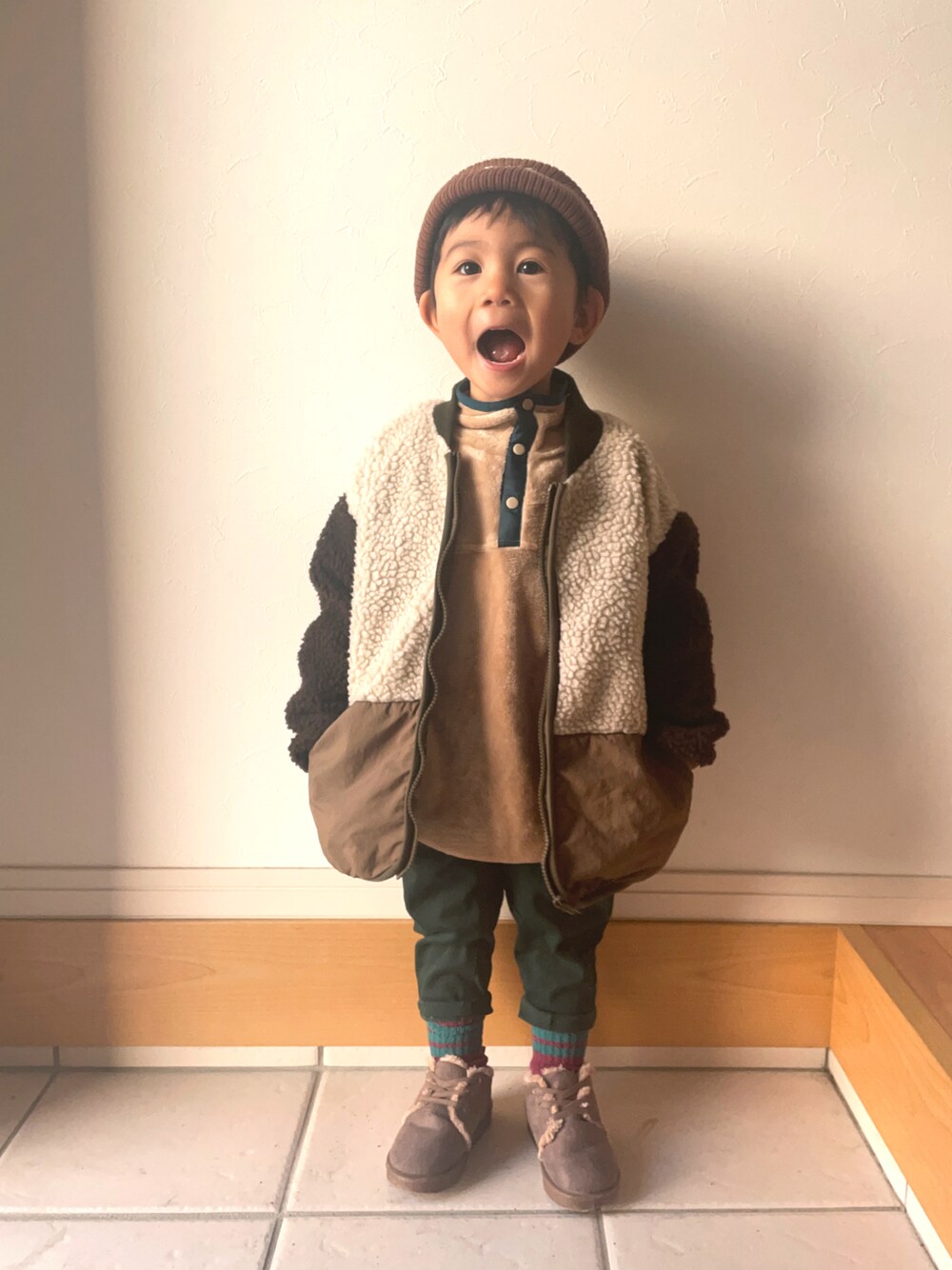 「クリスマスに着たい服、マイベストコーデ2022、ボアジャケット、ニット帽、ブーツ、あったかコーデ、プチプラ、フリース、モコモコアウター、ミリタリー、カラーソックス、ムートンブーツ」｜「repipi armarioの2WAYニットワッチ（ニットキャップ/ビーニー、ブラウン系）」を使った、りつぼーさん（キッズ・90cm）の冬コーディネートの1枚目の写真