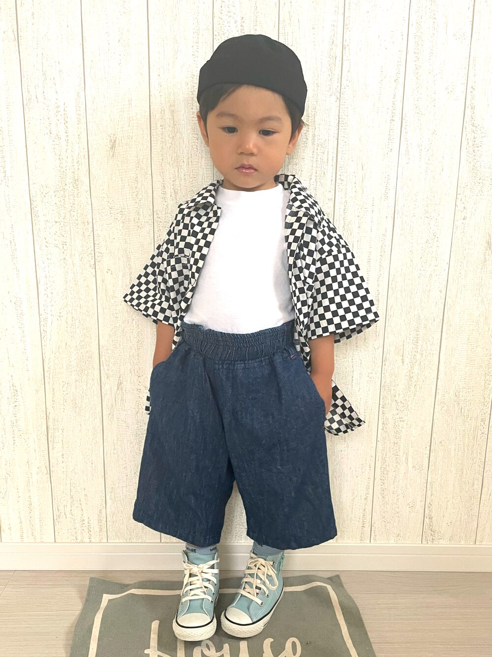 「モード、ストリート、ビッグシルエット、キャップ、ワイドパンツ、デニム、コンバース、ハイウエスト、タックイン、白Tシャツ、カジュアルコーデ、チェック、シャツスタイル」｜「BREEZEのフィッシャーマンズキャップ（キャップ、ブラック系）」を使った、りつぼーさん（キッズ・90cm）の秋コーディネートの1枚目の写真