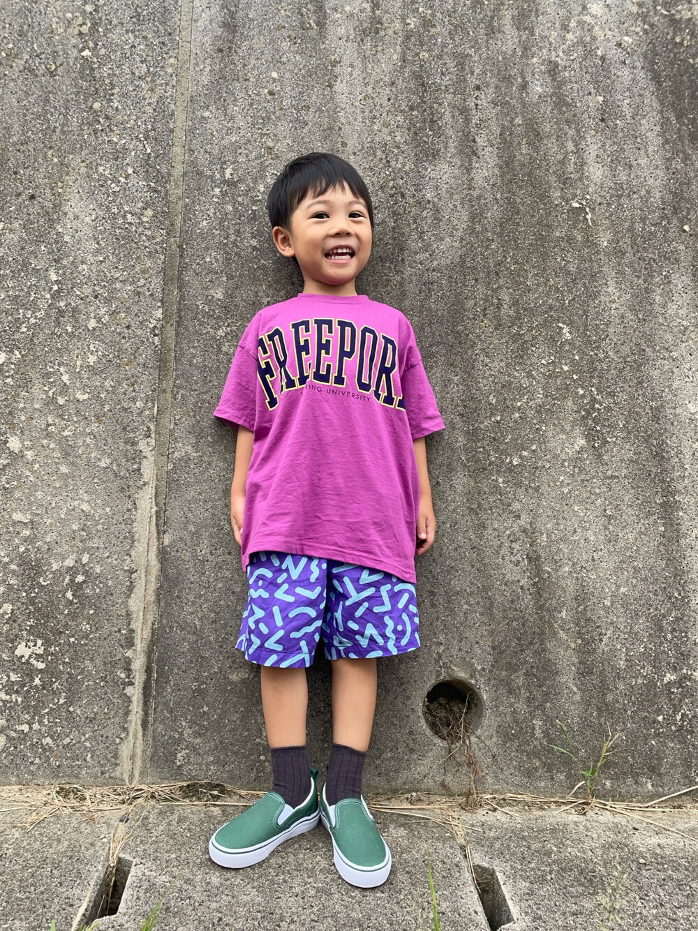 「アツいコーデ全部見せ、お出かけコーデ、秋服準備はじめました、キッズコーデ、Tシャツ、カジュアル」｜「BREEZEの【ユニセックス・12色】ヴィンテージバリエーションTシャツ_一部WEB限定サイズ（Tシャツ/カットソー、パープル系）」を使った、りつぼーさん（キッズ・90cm）の夏コーディネートの1枚目の写真