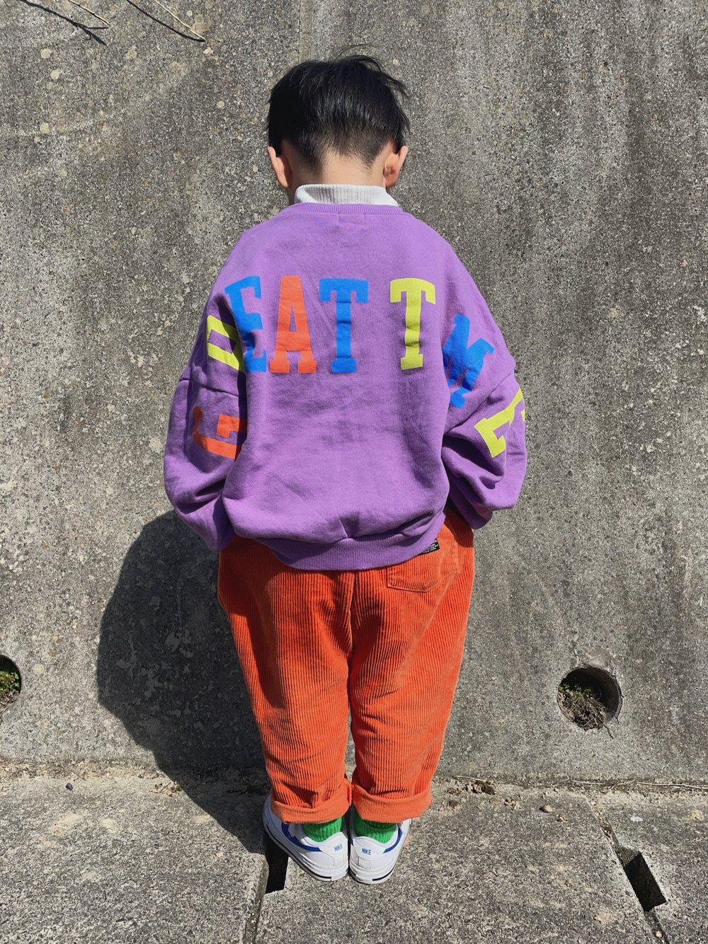 「春めき満開コーデ、カラーコーデ、カジュアルコーデ」｜「F.O.KIDSのビタミンカラープルオーバー（スウェット、パープル系）」を使った、りつぼーさん（キッズ・100cm）の春コーディネートの1枚目の写真
