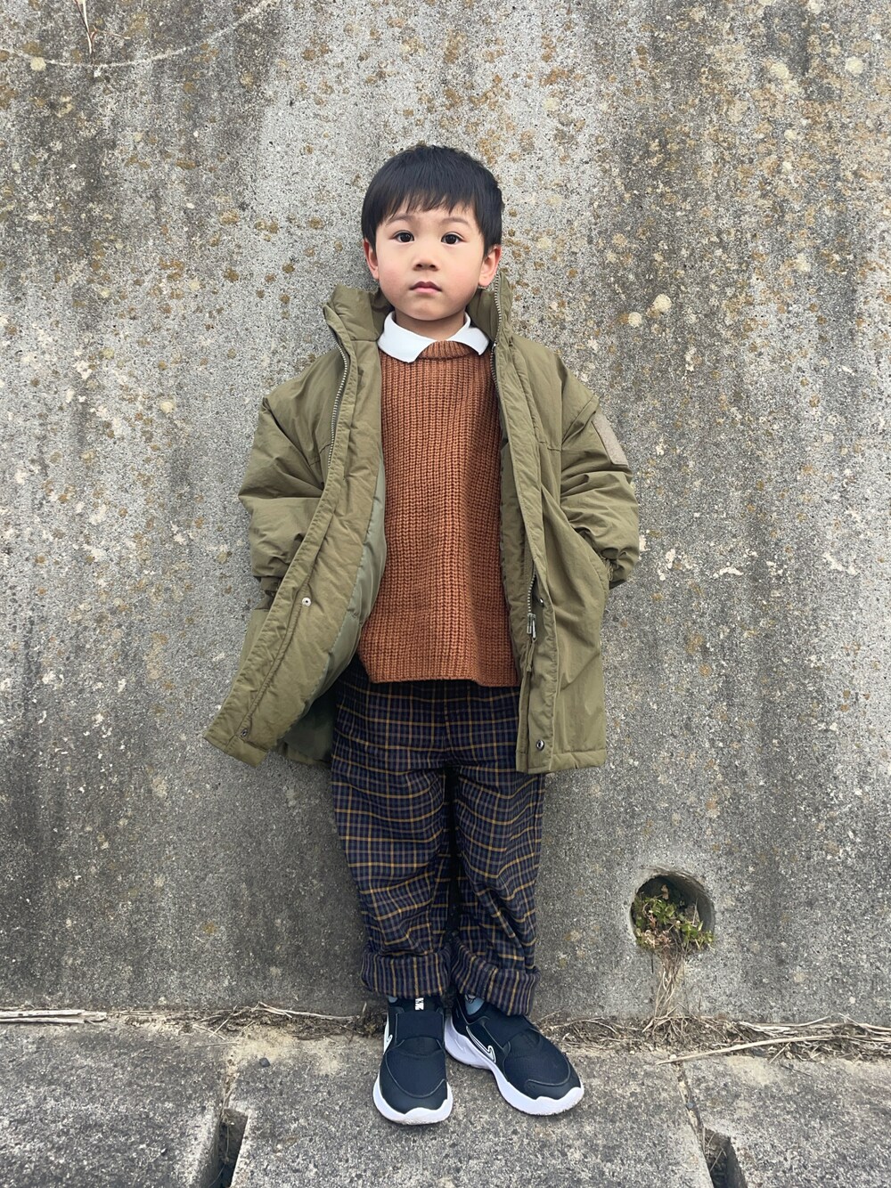 「プチプラ」｜「b・ROOMのウォッシャブル あぜ編みビッグシルエットセーター（ニット/セーター、ブラウン系）」を使った、りつぼーさん（キッズ・100cm）の冬コーディネートの1枚目の写真