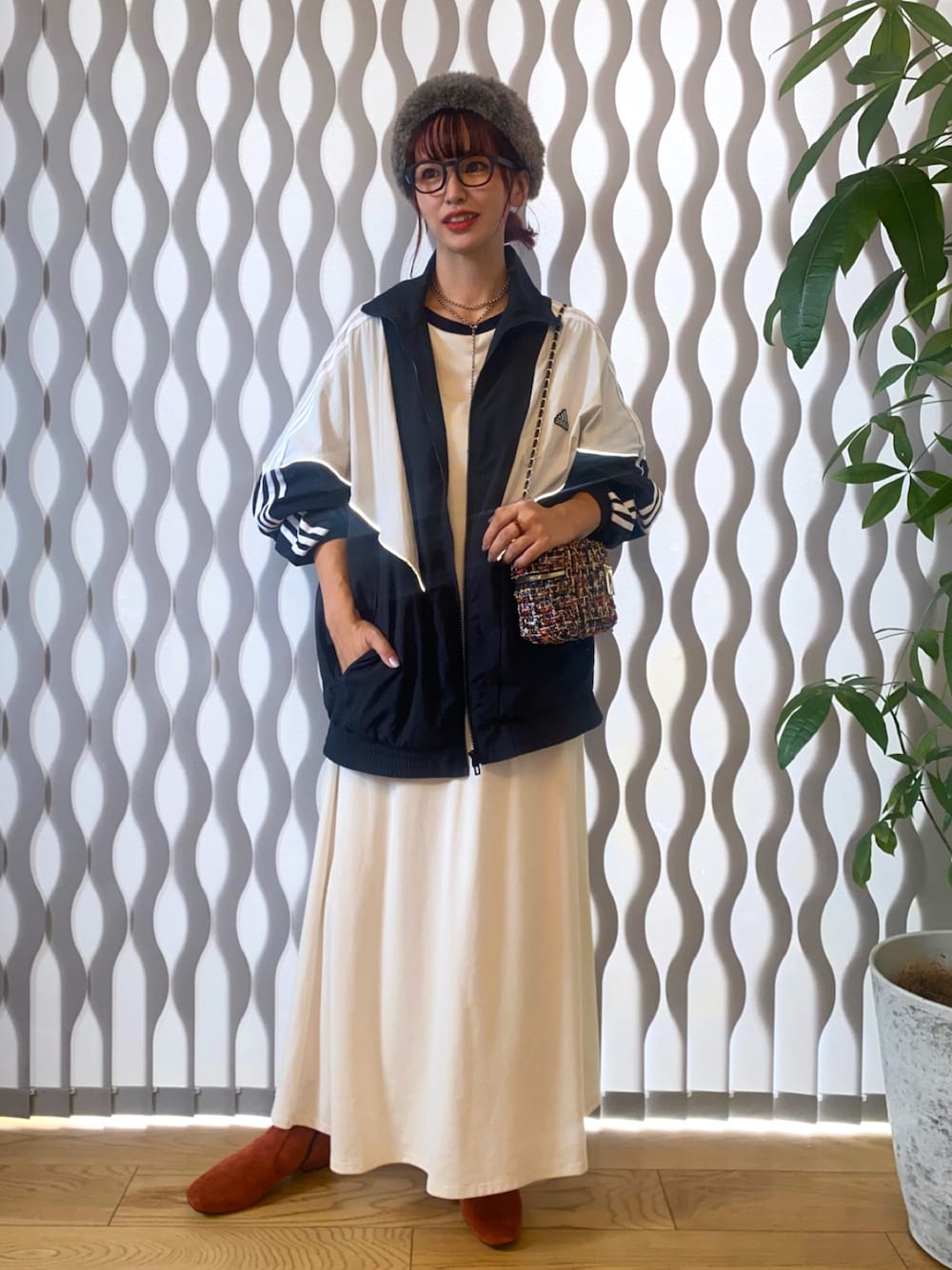 ホワイト系のワンピース、ブラック系のジャージ、その他のハンドバッグを着用したレディースの秋コーディネートの1枚目の写真