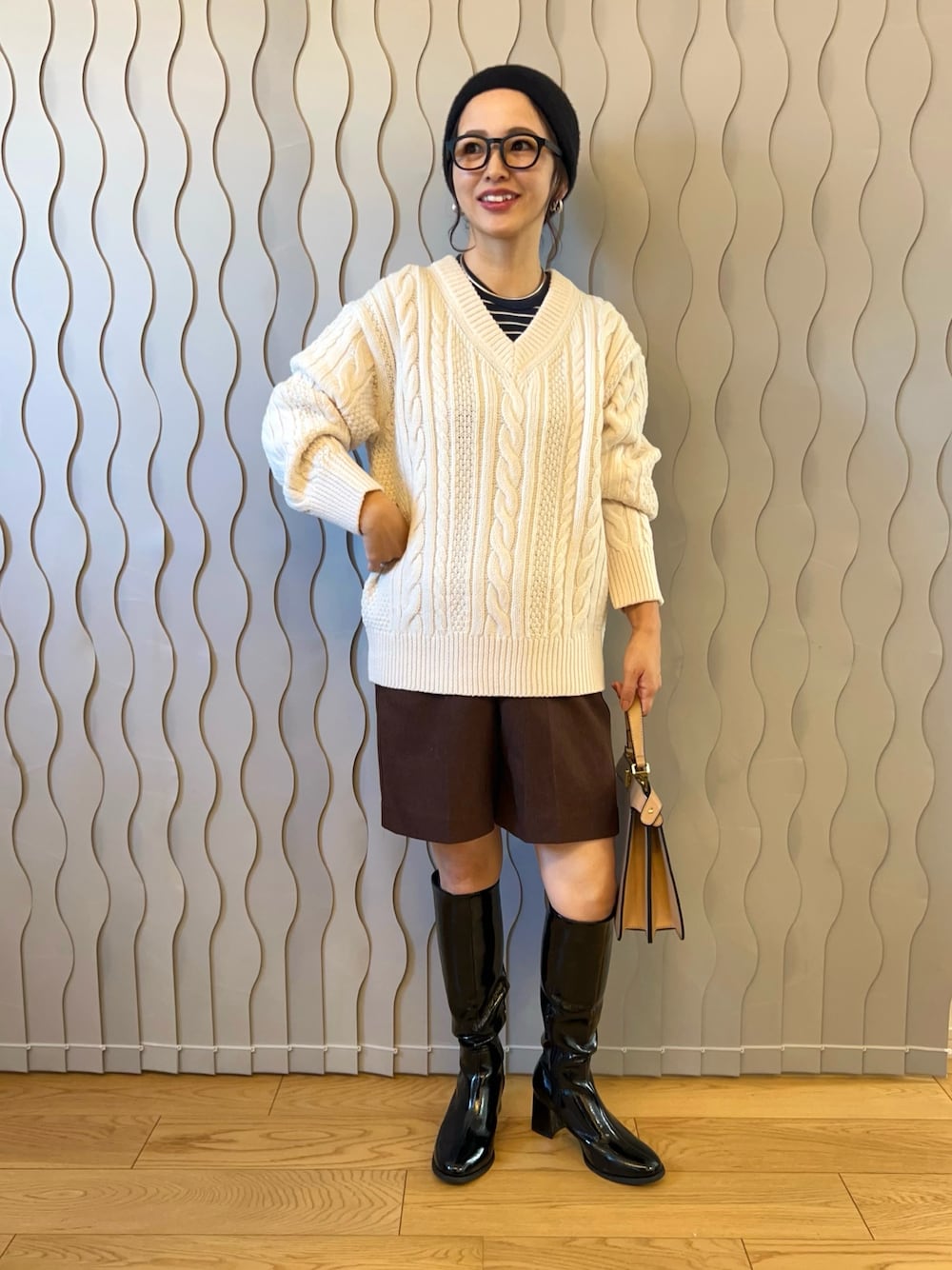 ブラウン系のその他パンツ、ベージュ系のショルダーバッグ、ブラック系のブーツを着用したレディースの秋コーディネートの1枚目の写真