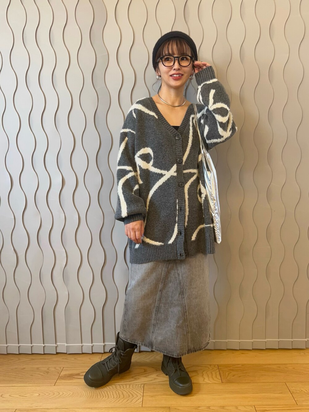 「ニット、デニム、レイヤードスタイル、大人かわいい、カーディガン、ロングスカート、ワントーンコーデ、グレー、ブーツ、休日スタイル、お出かけコーデ、秋冬コーデ、ニットコーデ、tiptop_pocket、tipコーデ」｜「wee9sのwinter buddy beanie / ウィンターバディービーニー（ニットキャップ/ビーニー、ブラック系）」を使った、はまち(¨)♡さん（レディース・155cm）の秋コーディネートの1枚目の写真