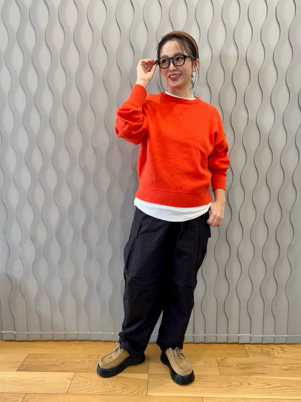 「ロンT、プチプラ、レイヤードスタイル、カーゴパンツ、ワイドパンツ、ユニクロ、UNIQLO、オレンジ、差し色コーデ、春コーデ、春色、カチューシャ、メガネ女子、厚底シューズ、ローファー」｜「ammy.の【 ammy. / エイミードット 】 ナチュラルカラー ワイド カチューシャ（カチューシャ、ブラウン系）」を使った、はまち(¨)♡さん（レディース・155cm）の春コーディネートの1枚目の写真