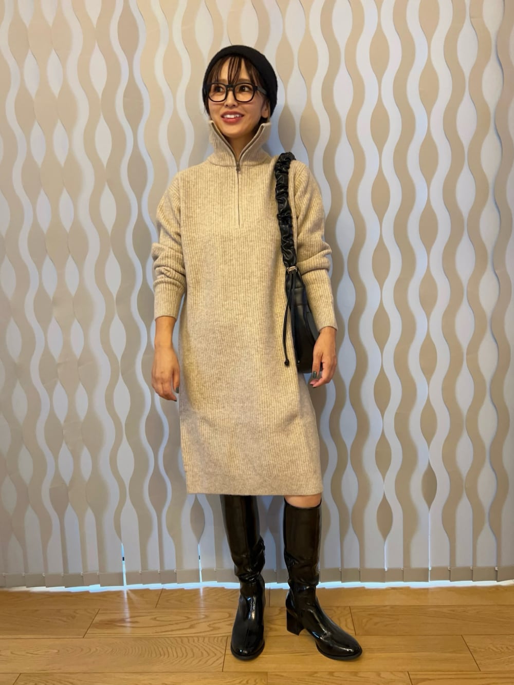 ベージュ系のワンピース/ドレス、ブラック系のショルダーバッグ、ブラック系のブーツを着用したレディースの秋コーディネートの1枚目の写真