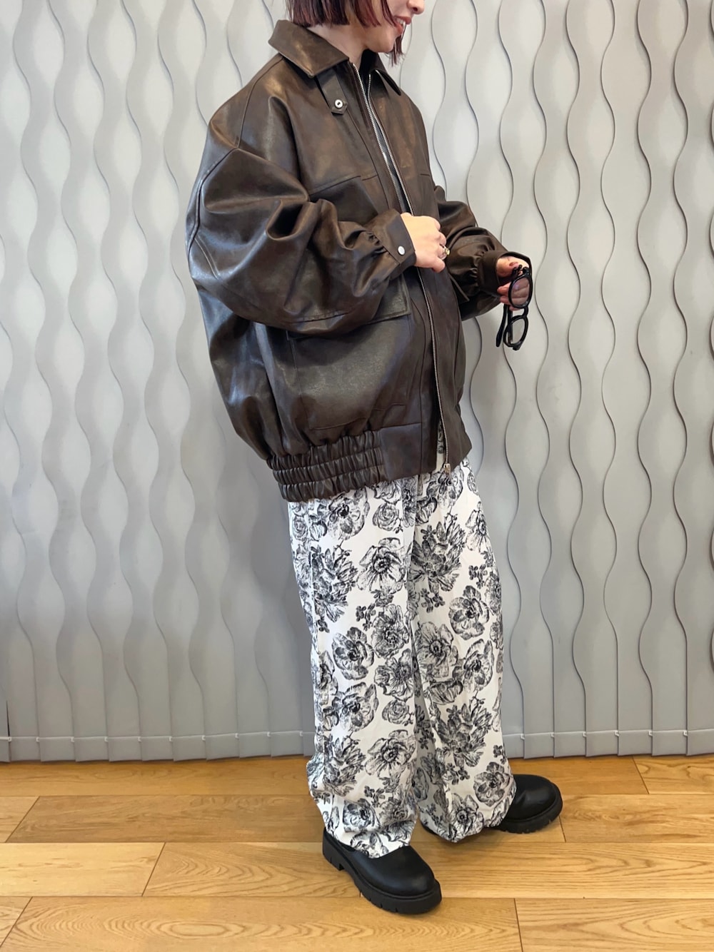 「真冬のあったかスタイル、休日スタイル、大人コーデ、大人カジュアル、冬コーデ、冬アウター、レザージャケット、ブラウンコーデ、モノトーン、ゆるコーデ、ワイドパンツ、花柄、レザー、tiptop_pocket、tipコーデ」｜「UNIQLOのアイテム（ブーツ、ブラック系）」を使った、はまち(¨)♡さん（レディース・155cm）の冬コーディネートの1枚目の写真