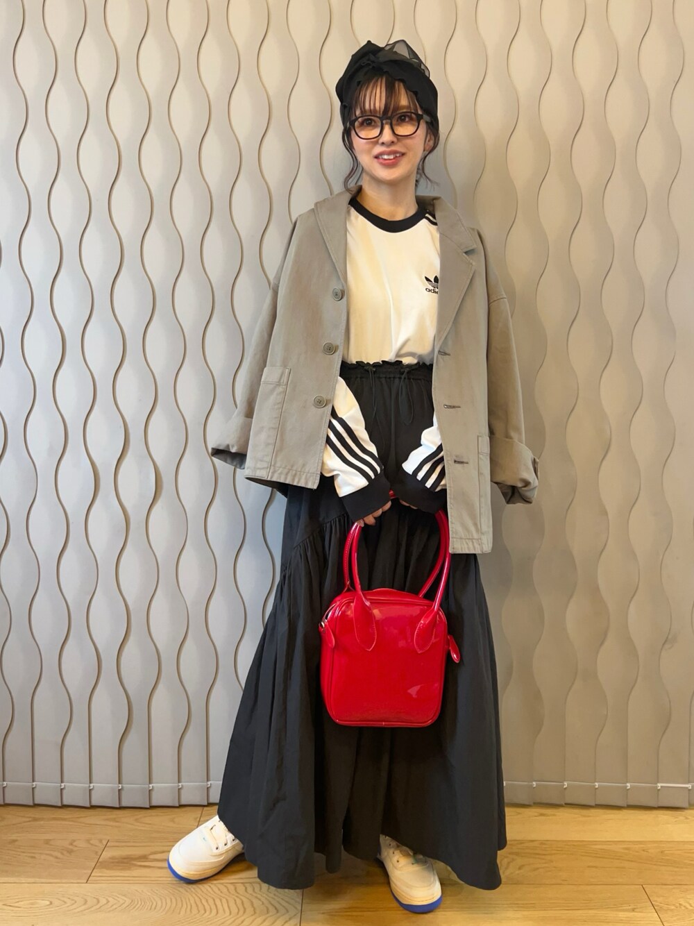 ホワイト系のTシャツ/カットソー、グレー系のジャケット/アウター、レッド系のボストンバッグを着用したレディースの春コーディネートの1枚目の写真