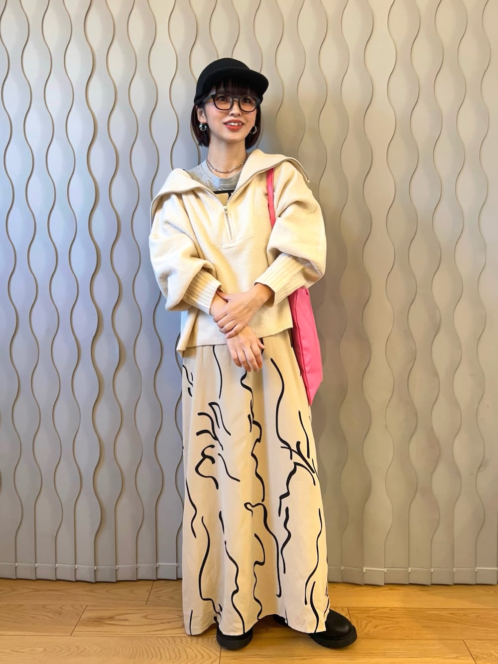 ベージュ系のニット/セーター、ピンク系のトートバッグ、ホワイト系のワンピースを着用したレディースの冬コーディネートの1枚目の写真