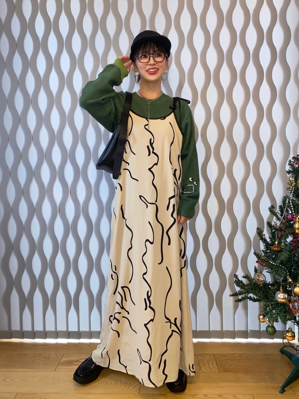 「ニット、カラーニット、UNIQLO、ワンピース、ローファー、休日コーデ、淡色コーデ、キャップ、レイヤードスタイル、韓国ファッション、アニヤハインドマーチ、プチプラ、メガネ女子、モノトーン、キャミワンピ」｜「UNIQLOのアイテム（キャップ、ブラック系）」を使った、はまち(¨)♡さん（レディース・155cm）の冬コーディネートの1枚目の写真