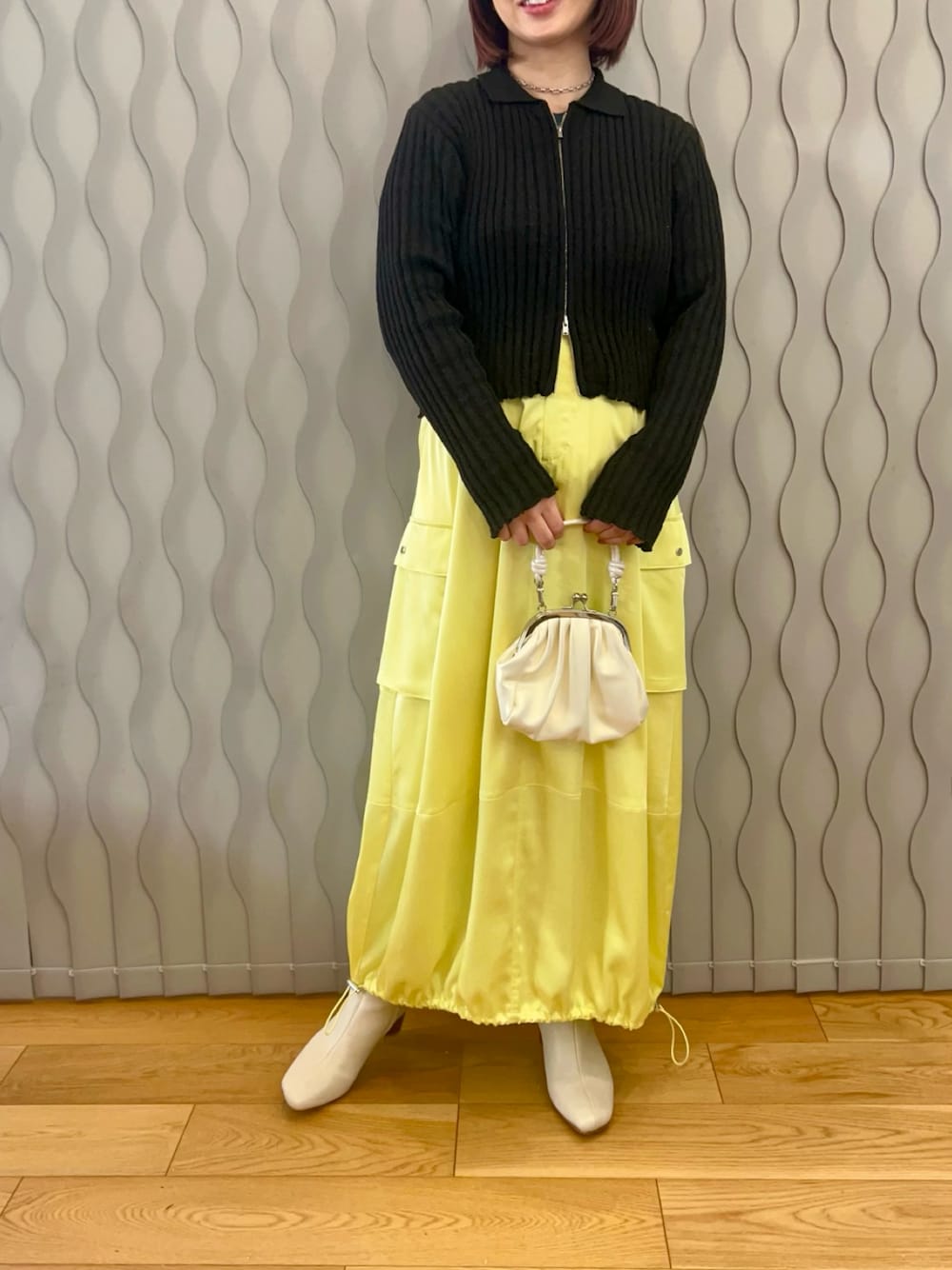 「春色、プチプラ、春先取り、大人ファッション、サテンスカート、バルーンスカート、パステルカラー、カーディガン、大人カジュアル、シンプルコーデ、お出かけコーデ、カーゴスカート、パステル映える春、tiptop_pocket、tipコーデ」｜「tiptopのダブルジップ襟付きリブカーディガン（カーディガン/ボレロ、ブラック系）」を使った、はまち(¨)♡さん（レディース・155cm）の春コーディネートの1枚目の写真