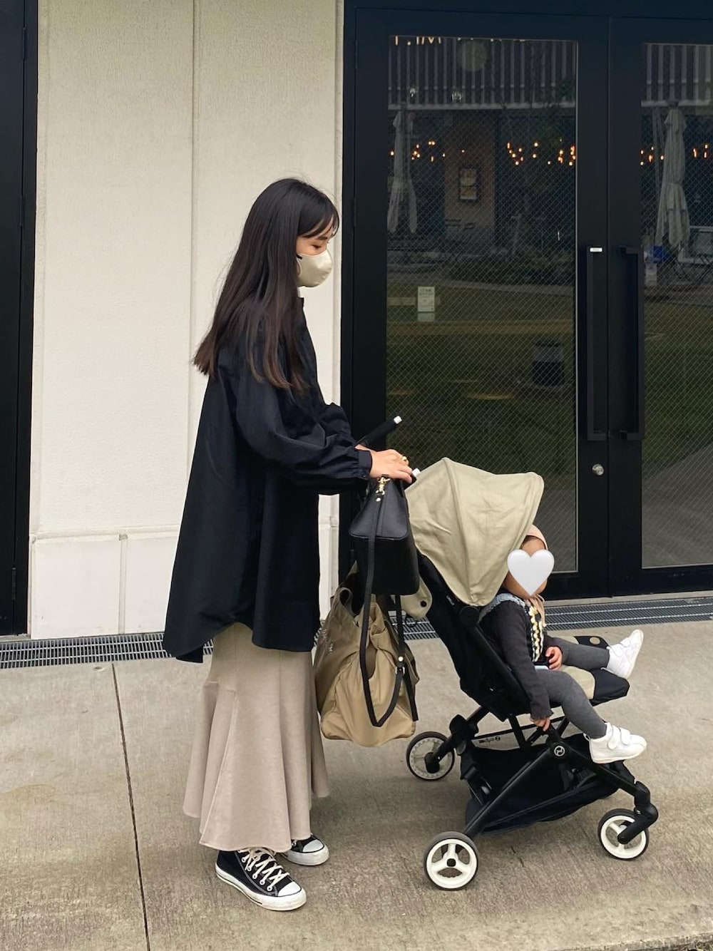 「秋服コーデ、お出かけコーデ、オトナカワイイ、ロングスカート、マーメイドスカート、秋ルック紹介するよ、秋服準備はじめました、ママファッション」｜「KOBE LETTUCEのバンドカラーシャツワンピース（シャツワンピース、ブラック系）」を使った、rinaさん（レディース・170cm）の秋コーディネートの1枚目の写真