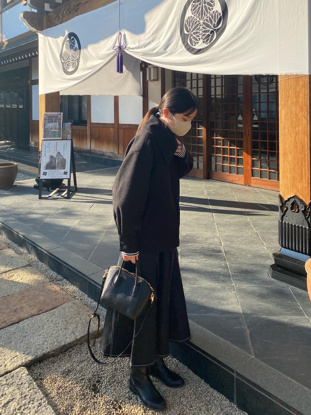 「オトナ女子、きれいめカジュアル、大人カジュアル、今日のコーデ、ママコーデ、30代コーデ、高身長女子」｜「hellamのミドル丈ビックカラーコート（その他アウター、ブラック系）」を使った、rinaさん（レディース・170cm）の冬コーディネートの1枚目の写真