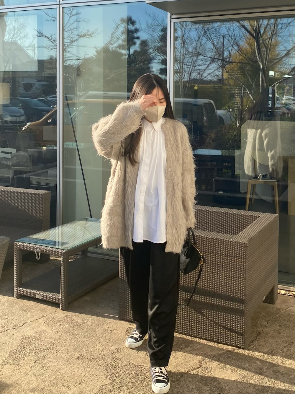 「オトナ女子、大人カジュアル、春カラー、おでかけコーデ、パンツスタイル、秋冬コーデ、あったかコーデ、ママコーデ、高身長女子」｜「HANNEのバックオープンボリュームブラウス（シャツ/ブラウス、ホワイト系）」を使った、rinaさん（レディース・170cm）の冬コーディネートの1枚目の写真