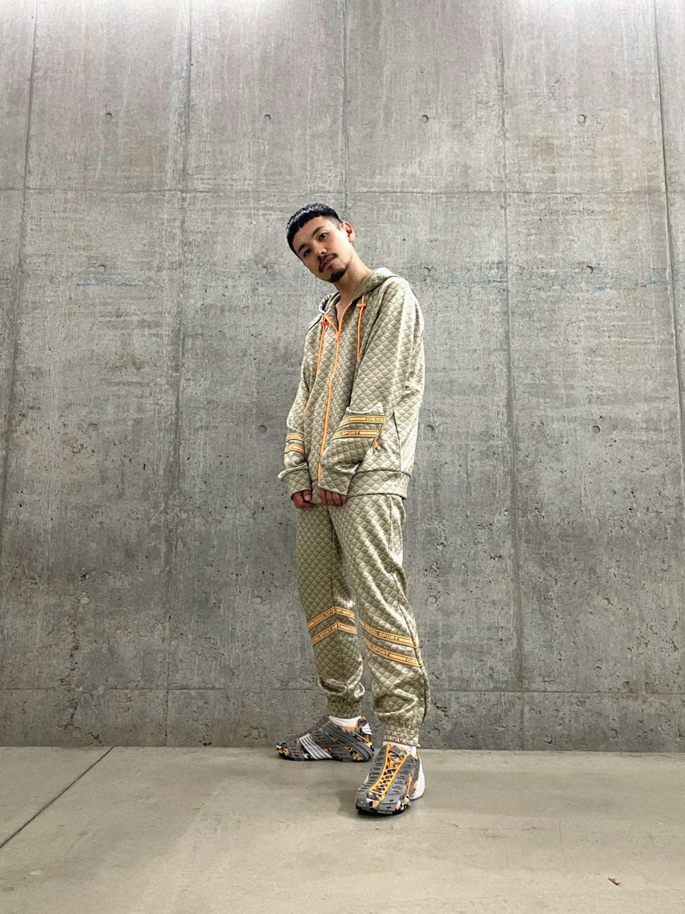 「DIESEL SPORTS、スポーティ、セットアップ、セットアップスタイル、Diesel、ディーゼル、スウェット、スウェットパンツ、スニーカー」｜「DIESELのアイテム（パーカー、ベージュ系）」を使った、ry☺︎taさん（メンズ・173cm）の夏コーディネートの1枚目の写真