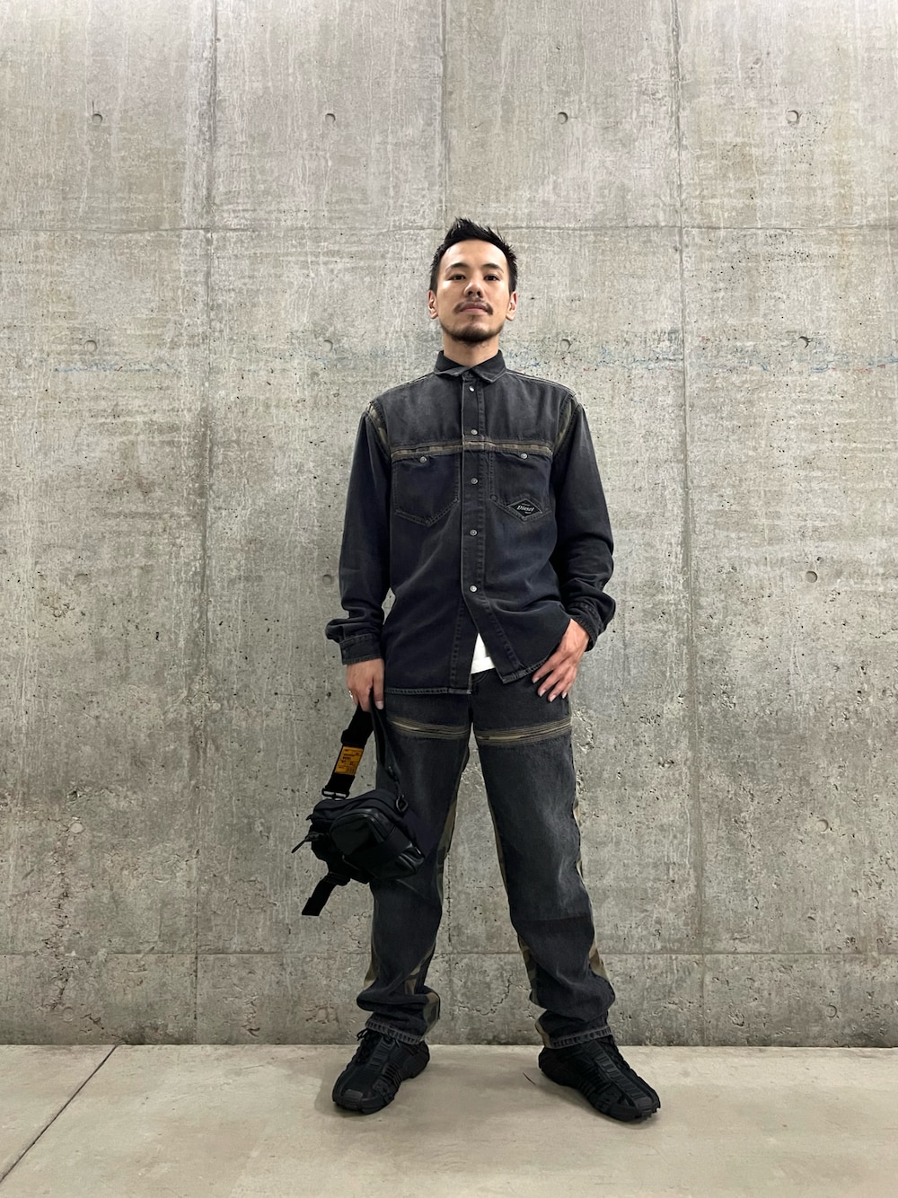 「デニム、デニムパンツ、デニムシャツ、ブラックデニム、スニーカーコーデ、シンプルスタイル、メンズコーデ、セットアップ、Diesel、ディーゼル」｜「DIESELのアイテム（シャツ/ブラウス、ブラック系）」を使った、ry☺︎taさん（メンズ・173cm）の夏コーディネートの1枚目の写真