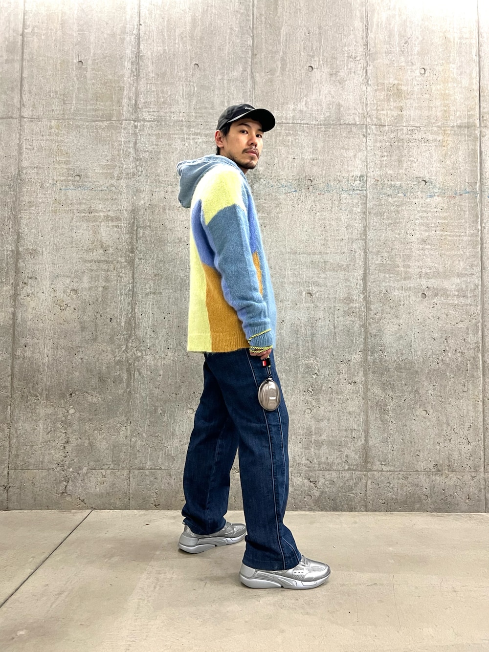 「メンズコーデ、ニット、スニーカーコーデ、デニム、デニムパンツ、ワイドパンツ、キャップ、レイヤードスタイル、Diesel、ディーゼル」｜「DIESELのメンズ ニット ワイドフィット モヘア（ニット/セーター、ブルー系）」を使った、ry☺︎taさん（メンズ・173cm）の夏コーディネートの1枚目の写真