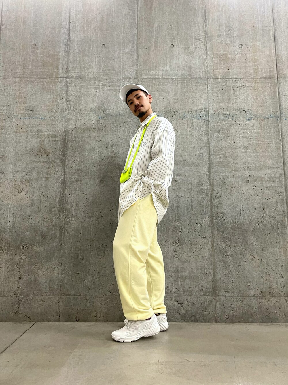 「シャツスタイル、オーバーサイズ、Diesel、ディーゼル、シャツ、スウェット、スウェットパンツ、スニーカー、スニーカーコーデ、シンプル」｜「DIESELのメンズ シャツ オーバ―サイズ（シャツ/ブラウス、イエロー系）」を使った、ry☺︎taさん（メンズ・173cm）の夏コーディネートの1枚目の写真