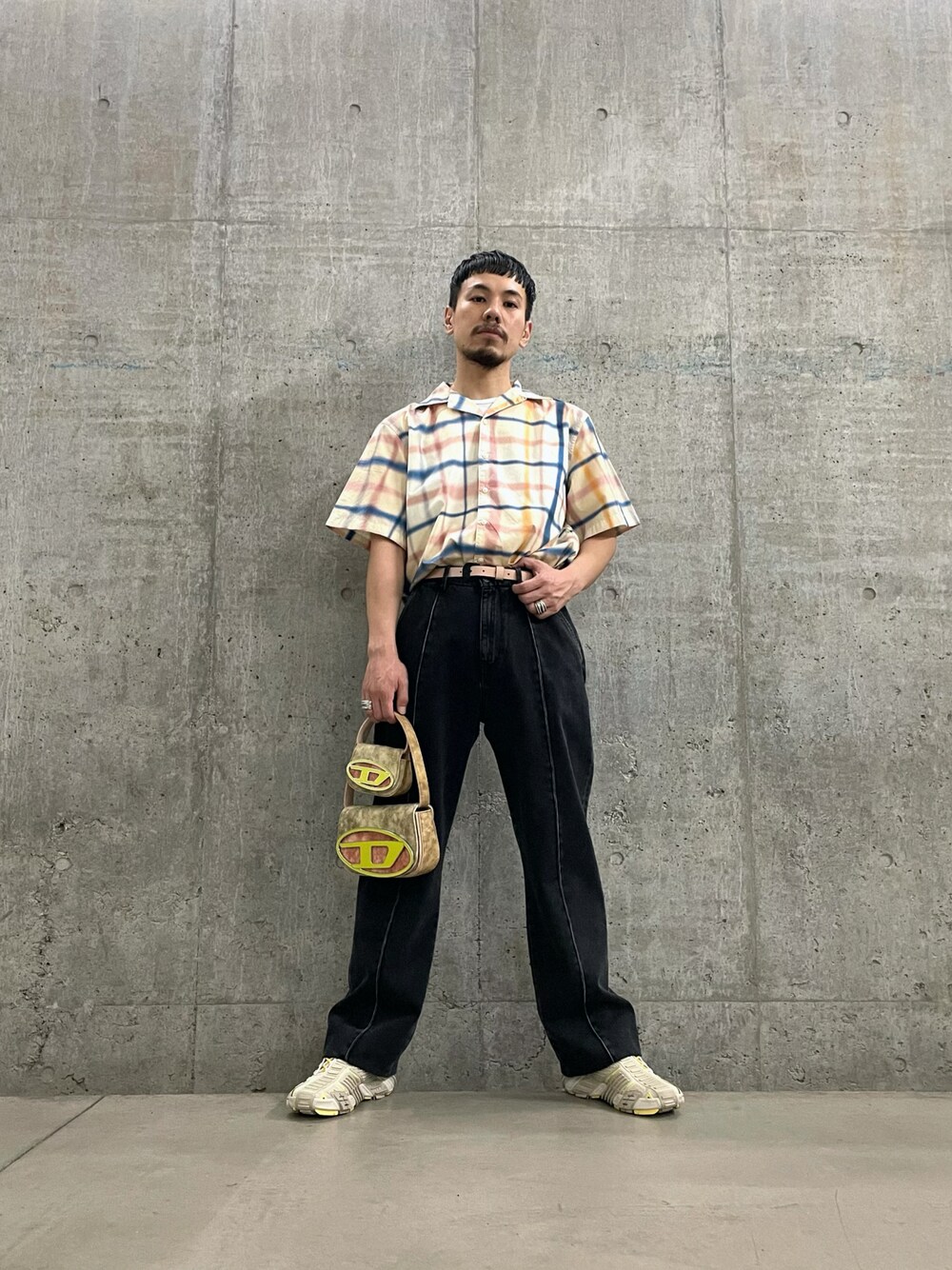 「シャツスタイル、タックイン、Diesel、ディーゼル、チェック、チェックシャツ、シャツ、デニム、デニムパンツ、センタープレス、スニーカー、スニーカーコーデ、1DR」｜「DIESELのメンズ シャツ チェック（シャツ/ブラウス、ホワイト系）」を使った、ry☺︎taさん（メンズ・173cm）の夏コーディネートの1枚目の写真