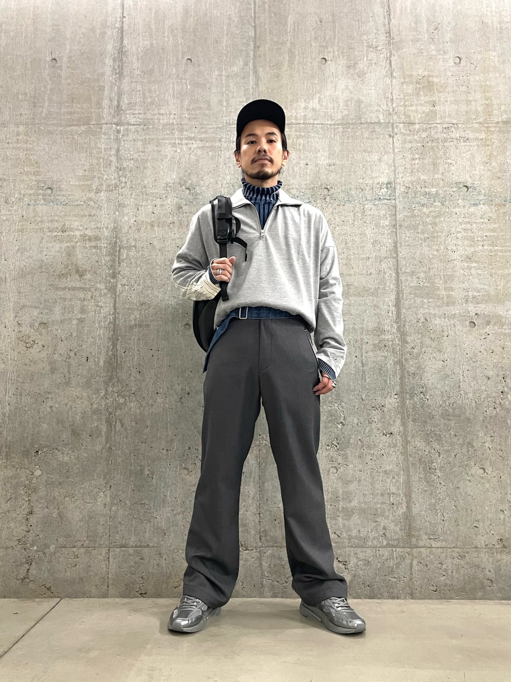 「シャツスタイル、レイヤードスタイル、ポロシャツ、グレー、ワイドパンツ、タックイン、Diesel、ディーゼル、スニーカー、スニーカーコーデ、キャップ」｜「DIESELのメンズ シャツ 切り替えデザイン（シャツ/ブラウス、グレー系）」を使った、ry☺︎taさん（メンズ・173cm）の夏コーディネートの1枚目の写真