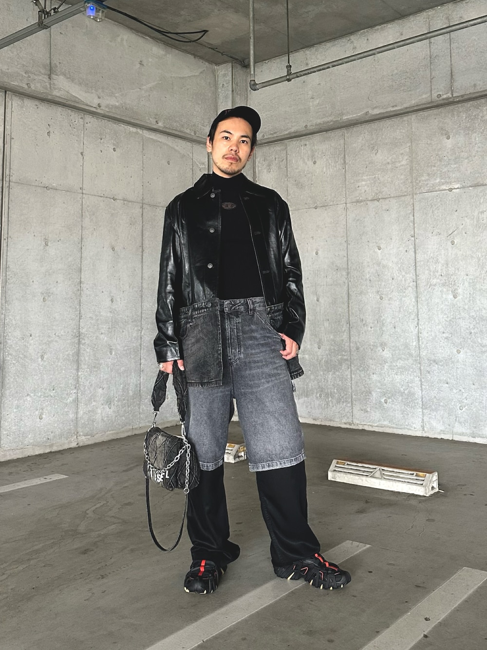 「レザージャケット、デニム、ショートパンツ、スニーカー、レイヤードスタイル、ブラックコーデ、モノトーンコーデ、大人カジュアル、Diesel」｜「DIESELのアイテム（ニット/セーター、ブラック系）」を使った、ry☺︎taさん（メンズ・173cm）の夏コーディネートの1枚目の写真