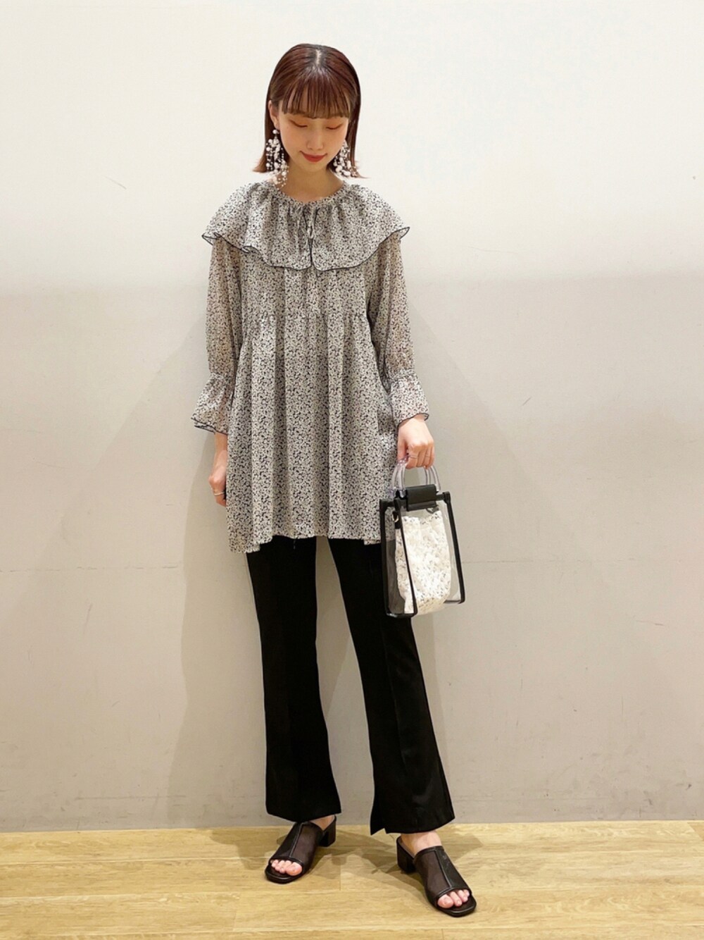 ブラック系のシャツ/ブラウス、ブラック系のショルダーバッグ、ブラック系のサンダルを着用したレディースの夏コーディネートの1枚目の写真