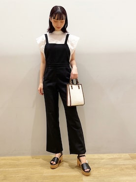 「earth music&ecology（アースミュージックアンドエコロジー）のアイテム（サロペット/オーバーオール、ブラック系）」を使った、MIYABEさん（レディース・163cm）の秋コーディネート