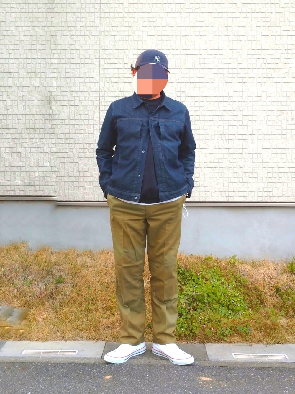 「デニムジャケット、ミリタリー、ルーマニア軍、リラックスパンツ、キャップ、コンバース、白、チノパン、シンプル、はるコーデ、デッドストック、ハイカット」｜「SEABEESのルーマニア軍 リラックスパンツ デッドストック（パンツ、グリーン系）」を使った、SEさん（メンズ・176cm）の春コーディネートの1枚目の写真