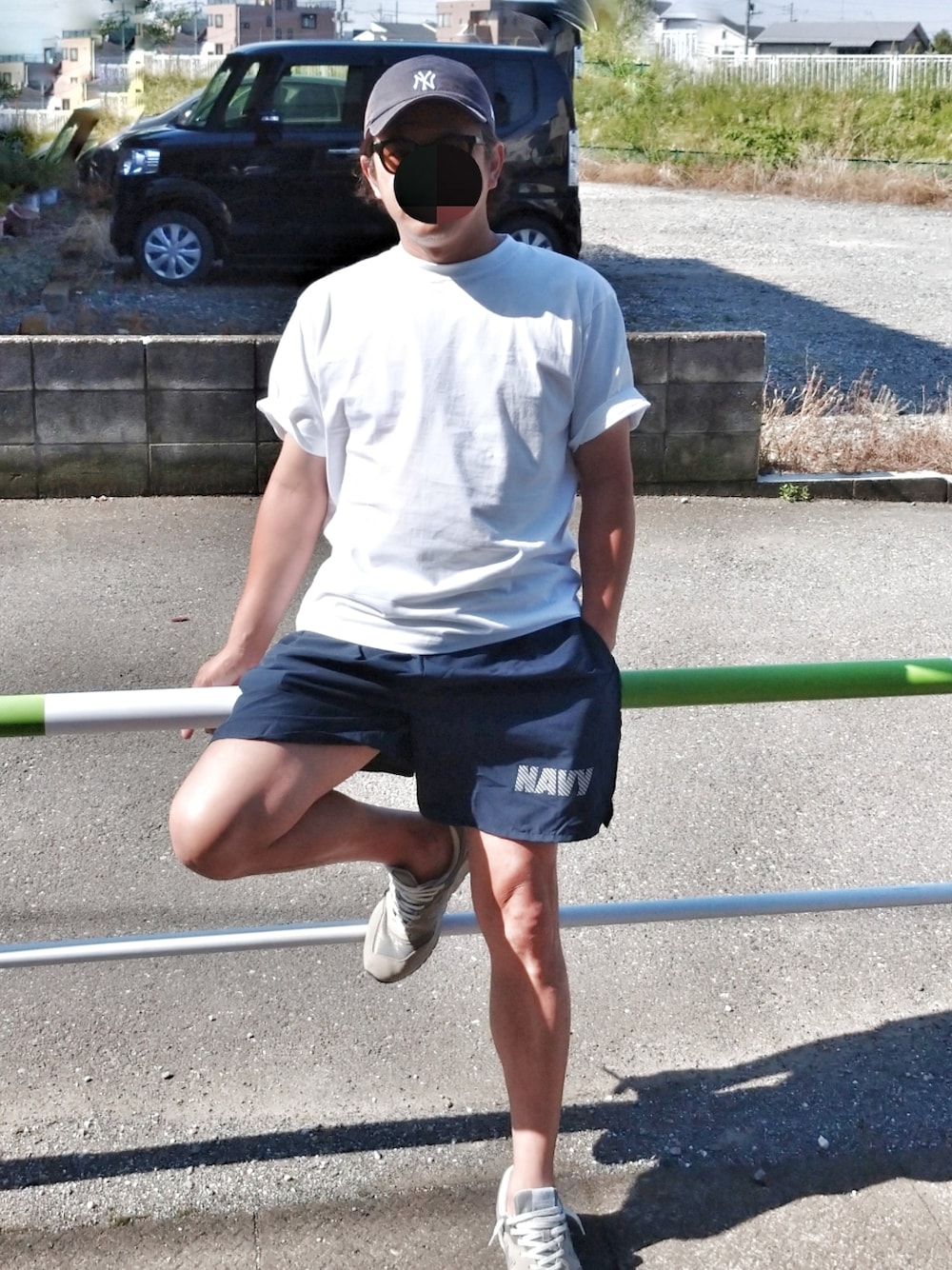 「Navy、NY、BEEFY、ヘインズ、短パン、白Tシャツ、夏、トレーニング」｜「HANESの『WEB限定』Hanes　BEEFY T-SHIRTS 2P（Tシャツ/カットソー、ホワイト系）」を使った、SEさん（メンズ・176cm）の夏コーディネートの1枚目の写真