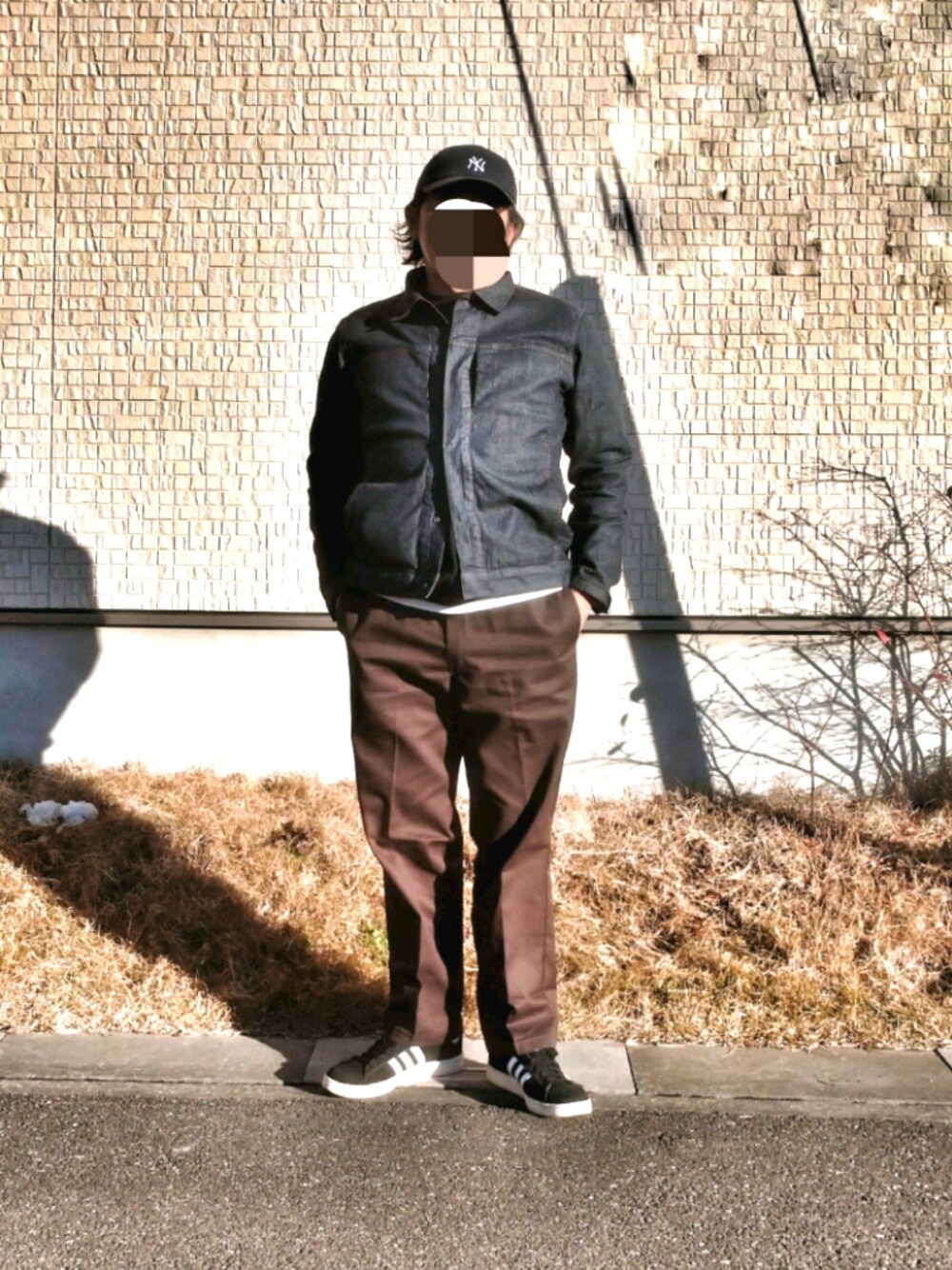「アメカジ、ワークパンツ、Dickies、874、デニムジャケット、ベースボールキャップ、シンプル、オトナカジュアル、チノパン、スラックス」｜「DickiesのDickies / ディッキーズ THE ORIGINAL 874 ワイドチノパンツ（チノパンツ、ブラウン系）」を使った、SEさん（メンズ・176cm）の冬コーディネートの1枚目の写真