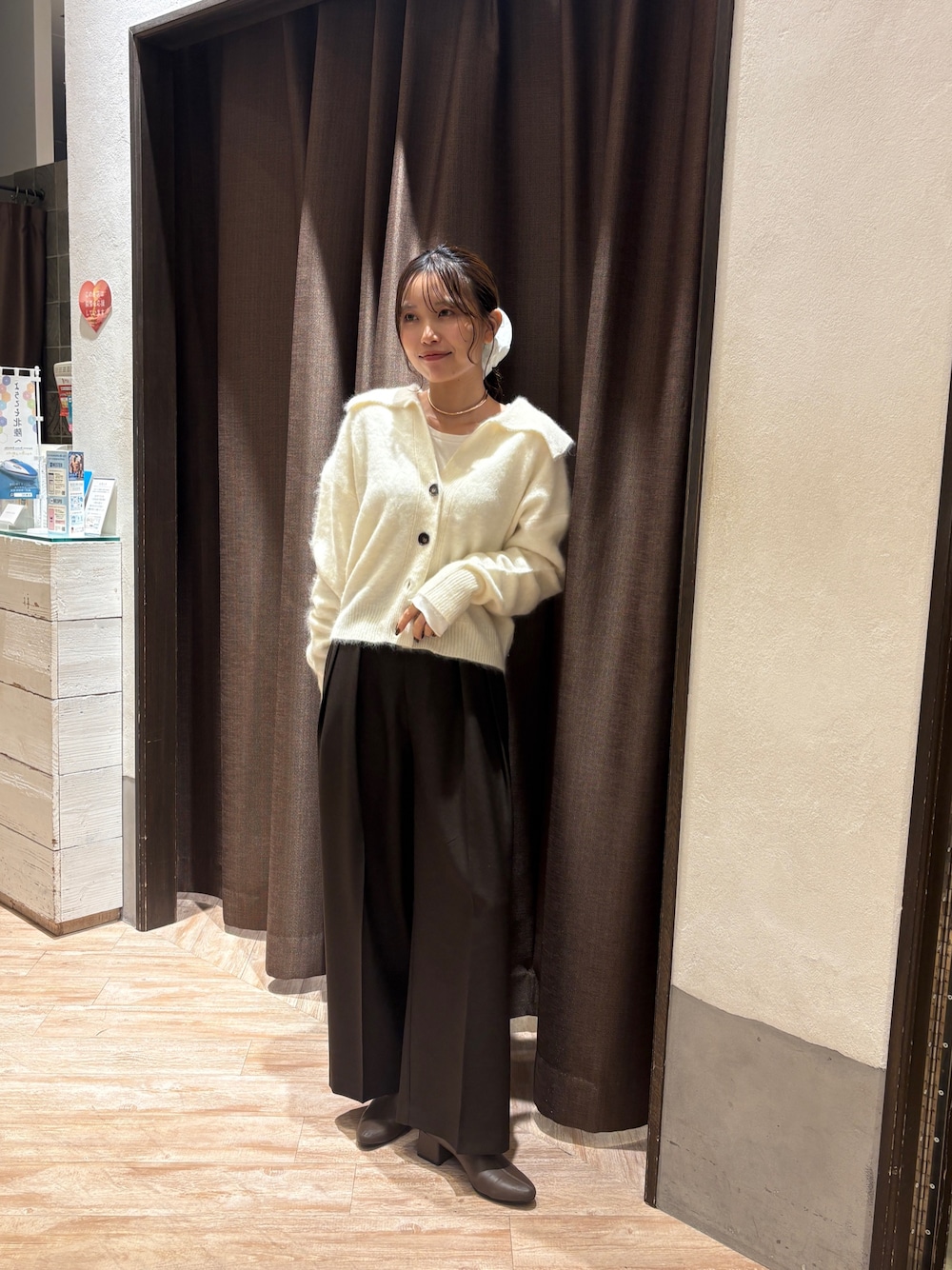 ホワイト系のカーディガン/ボレロ、ブラウン系のその他パンツ、ブラウン系のブーツを着用したレディースの秋コーディネートの1枚目の写真