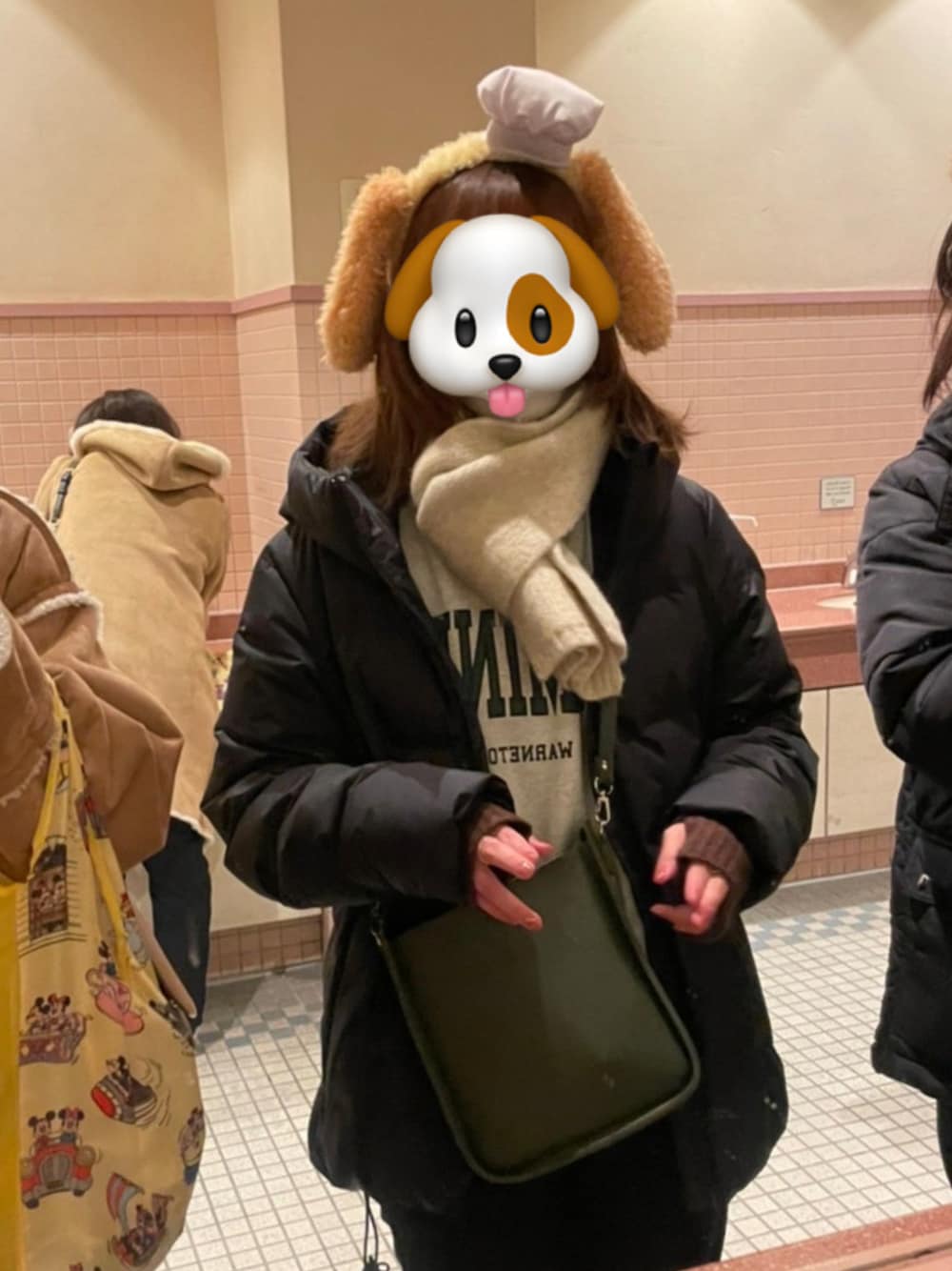「防寒、ダウンジャケット、UNIQLO、スウェット、ロゴスウェット」｜「LOWRYS FARMのウラケアソートキモウロゴＬＳ　258327（スウェット、グレー系）」を使った、いぬのさん（レディース・157cm）の冬コーディネートの1枚目の写真