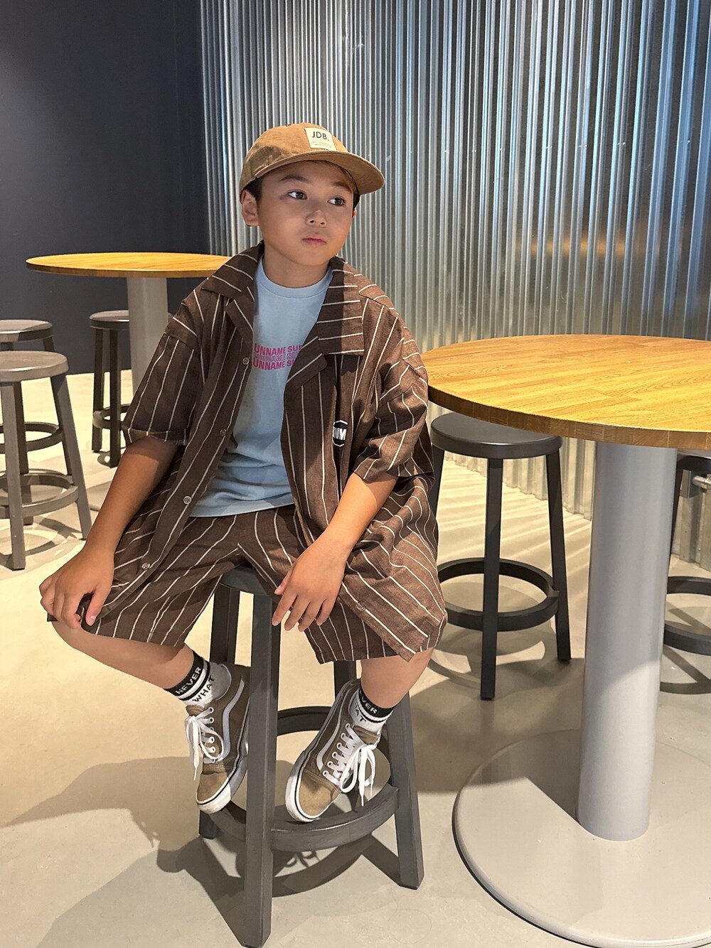 ブラウン系のシャツ/ブラウス、ブラウン系のパンツ、ブルー系のTシャツ/カットソーを着用したキッズの夏コーディネートの1枚目の写真