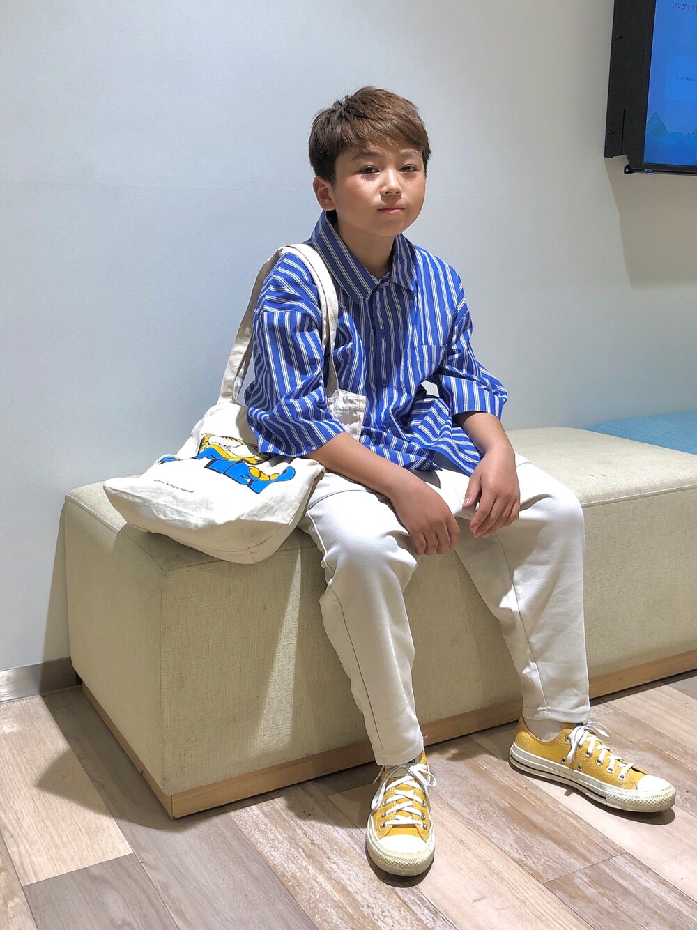 ブルー系のシャツ/ブラウス、ホワイト系のその他パンツ、イエロー系のスニーカーを着用したキッズの春コーディネートの1枚目の写真