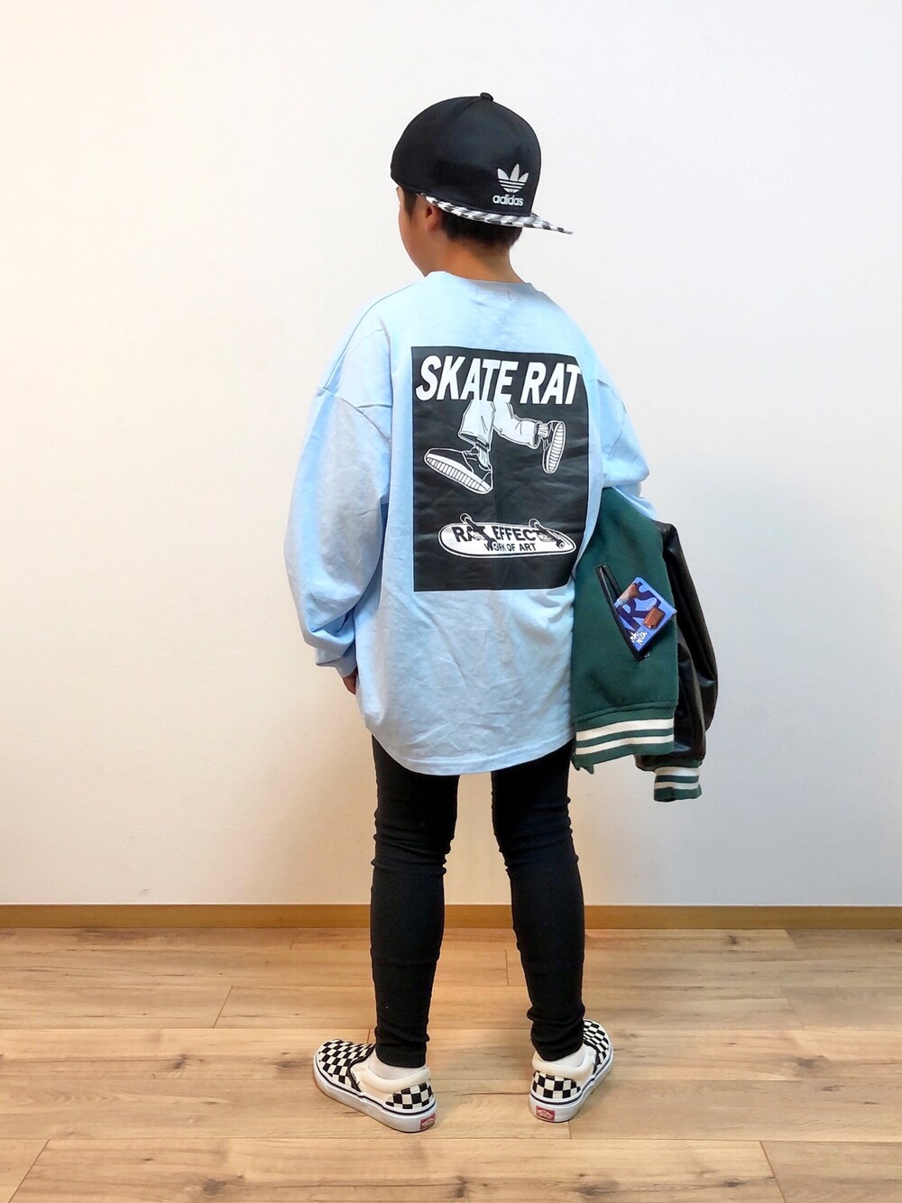 ブルー系のTシャツ/カットソー、ブラック系のその他パンツ、グリーン系のスタジャンを着用したキッズの冬コーディネートの1枚目の写真