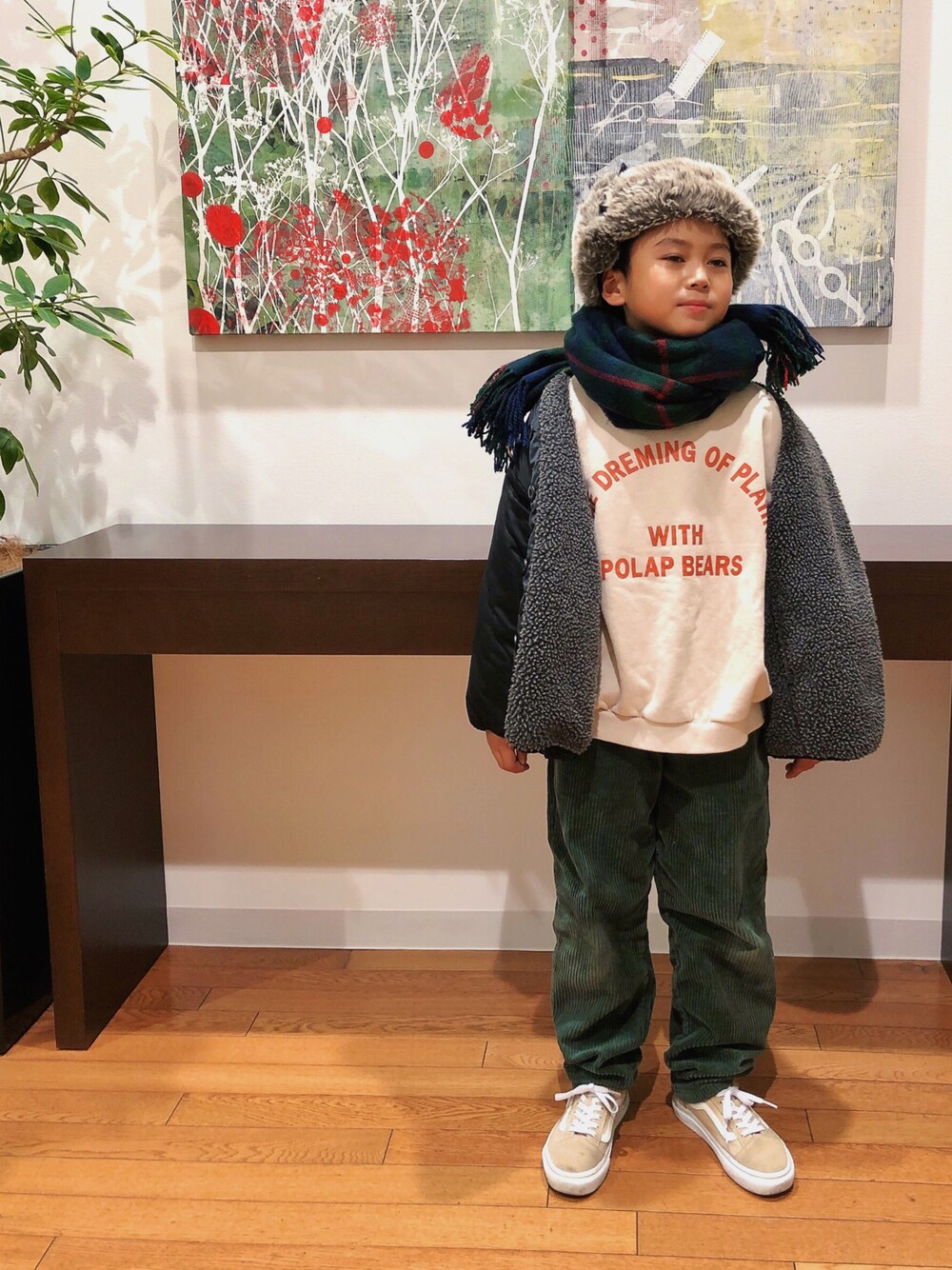 グレー系のブルゾン、ホワイト系のスウェット、グリーン系のパンツを着用したキッズの冬コーディネートの1枚目の写真