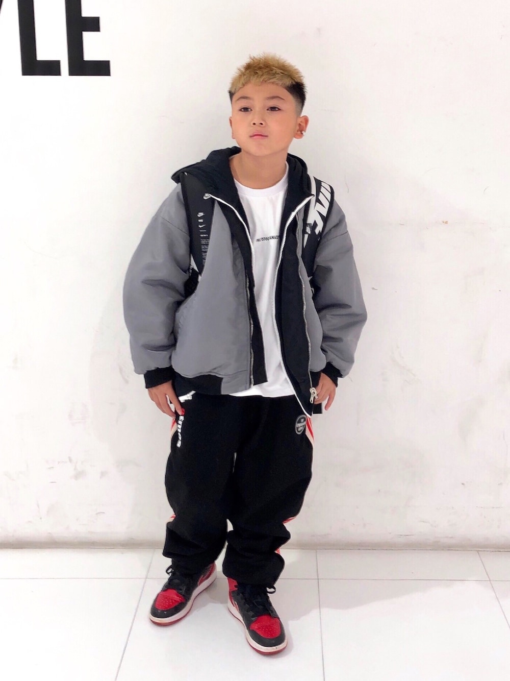 ブラック系のバックパック/リュック、ブラック系のMA-1、ブラック系のパーカーを着用したキッズの冬コーディネートの1枚目の写真