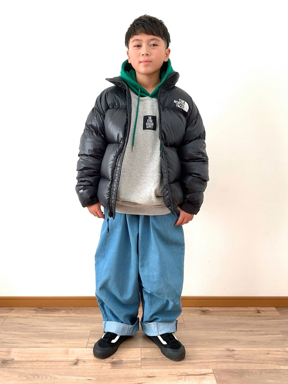 ブラック系のダウンジャケット/コート、グレー系のパーカー、ブルー系のパンツを着用したキッズの冬コーディネートの1枚目の写真