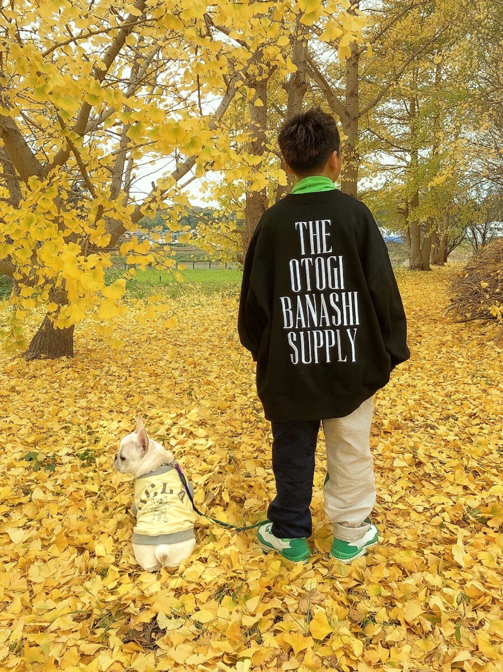 ブラック系のスウェット、グリーン系のTシャツ/カットソー、その他のその他パンツを着用したキッズの冬コーディネートの1枚目の写真