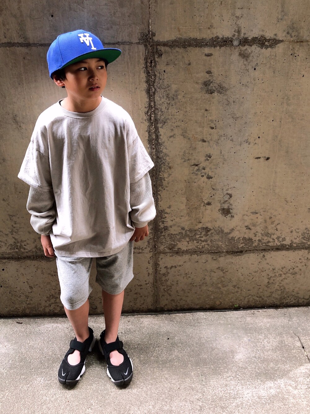グレー系のTシャツ/カットソー、グレー系のその他パンツ、ブラック系のスニーカーを着用したキッズの春コーディネートの1枚目の写真