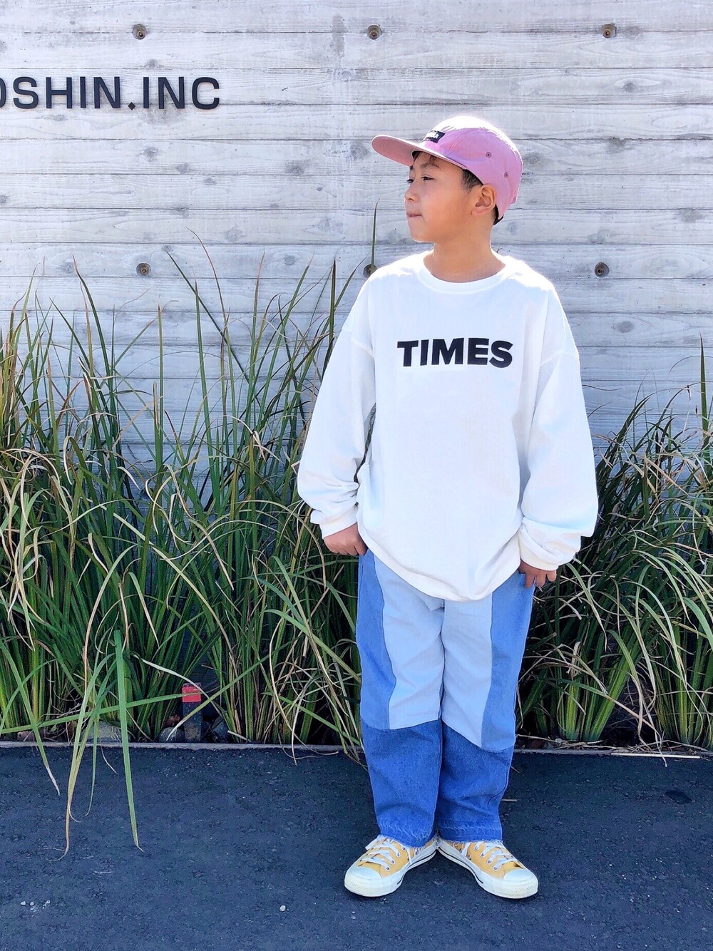 ホワイト系のTシャツ/カットソー、ブルー系のデニムパンツ、イエロー系のスニーカーを着用したキッズの春コーディネートの1枚目の写真