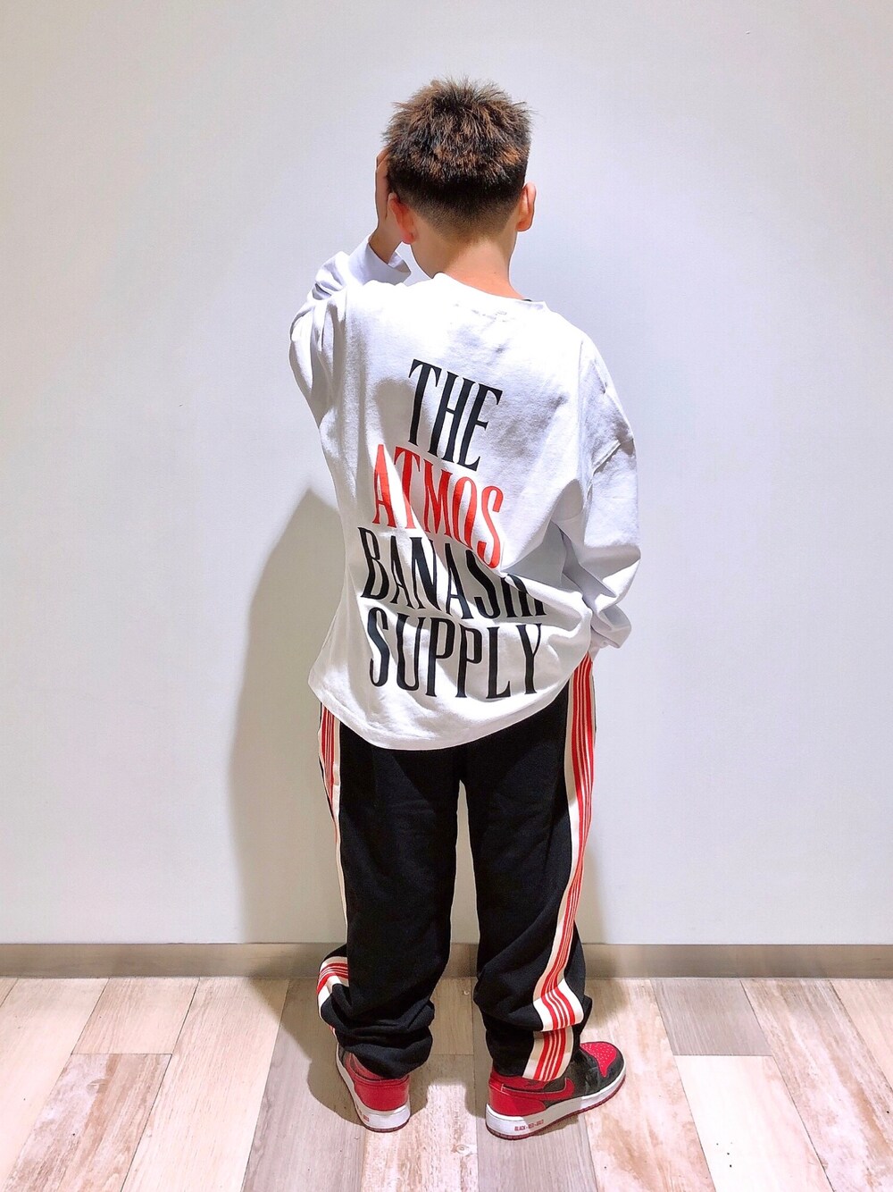 ホワイト系のTシャツ/カットソー、ブラック系のスウェットパンツ、ブラック系のスニーカーを着用したキッズの冬コーディネートの1枚目の写真