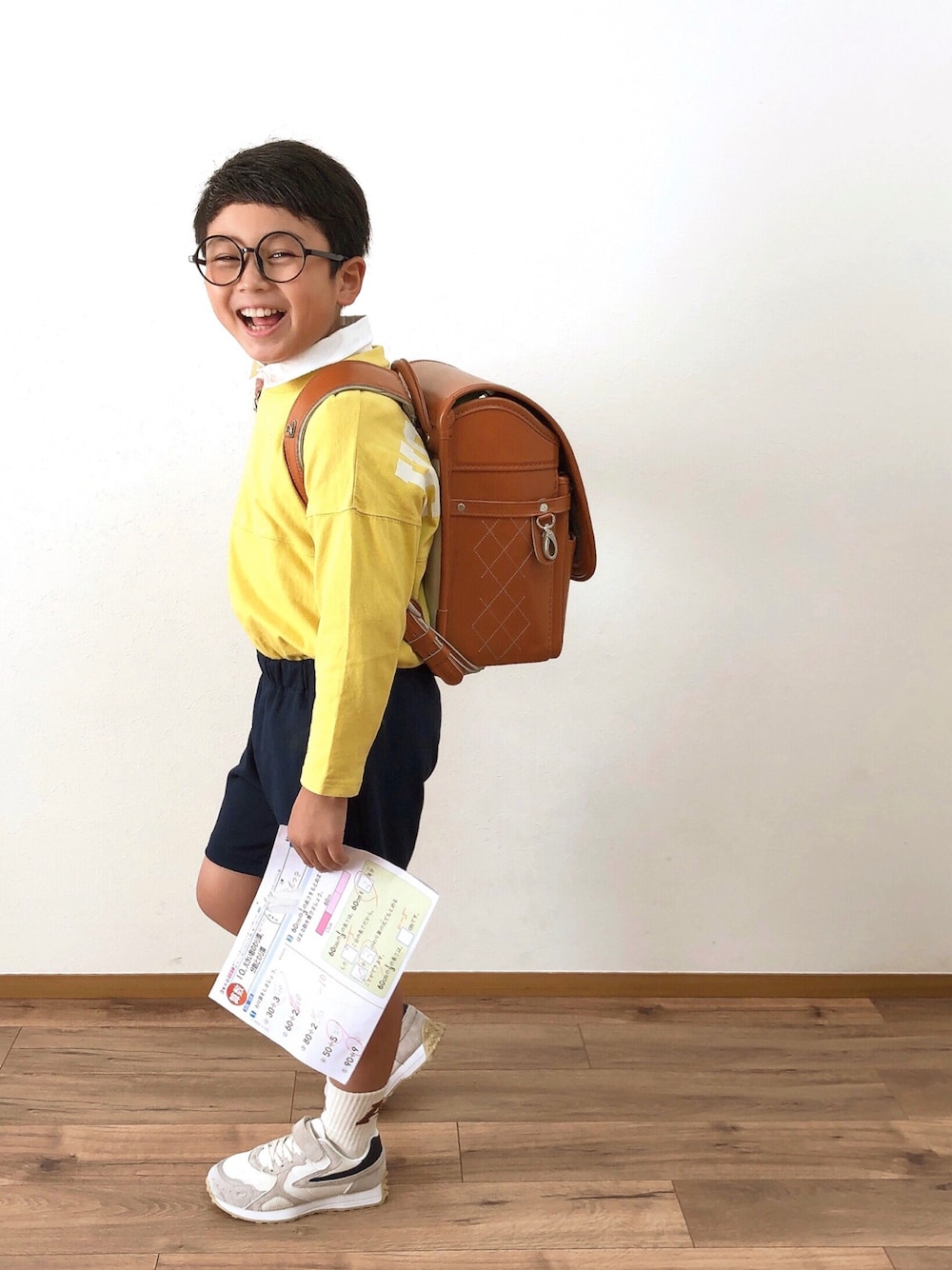 イエロー系のTシャツ/カットソー、ホワイト系のシャツ/ブラウス、ブルー系のその他パンツを着用したキッズの秋コーディネートの1枚目の写真