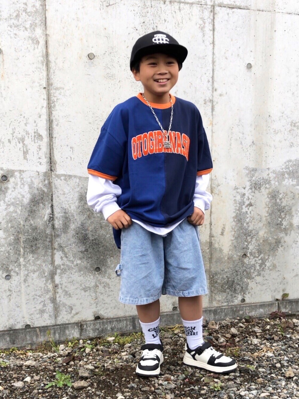 ブルー系のTシャツ/カットソー、ホワイト系のTシャツ/カットソー、ブルー系のパンツを着用したキッズの春コーディネートの1枚目の写真