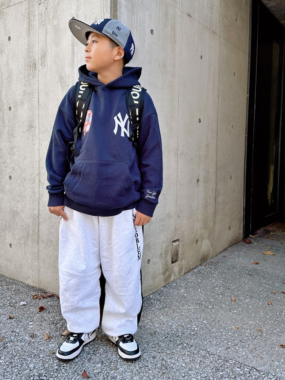 ブルー系のパーカー、その他のスウェットパンツ、ブラック系のバックパック/リュックを着用したキッズの冬コーディネートの1枚目の写真