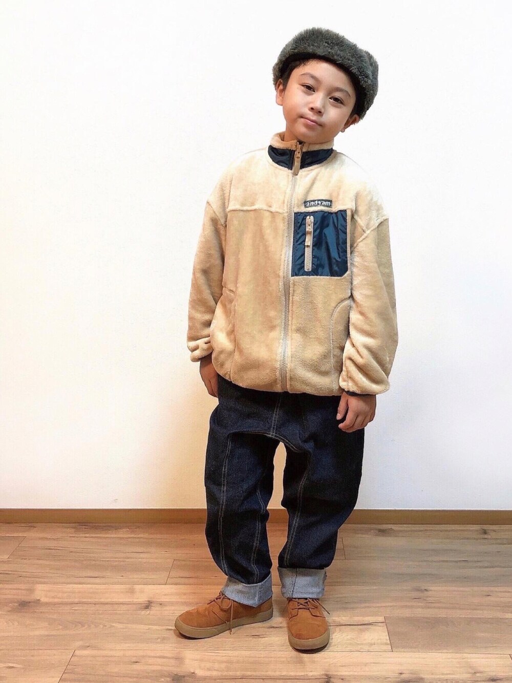 ベージュ系のブルゾン、ブルー系のその他パンツ、ブラウン系のブーツを着用したキッズの秋コーディネートの1枚目の写真